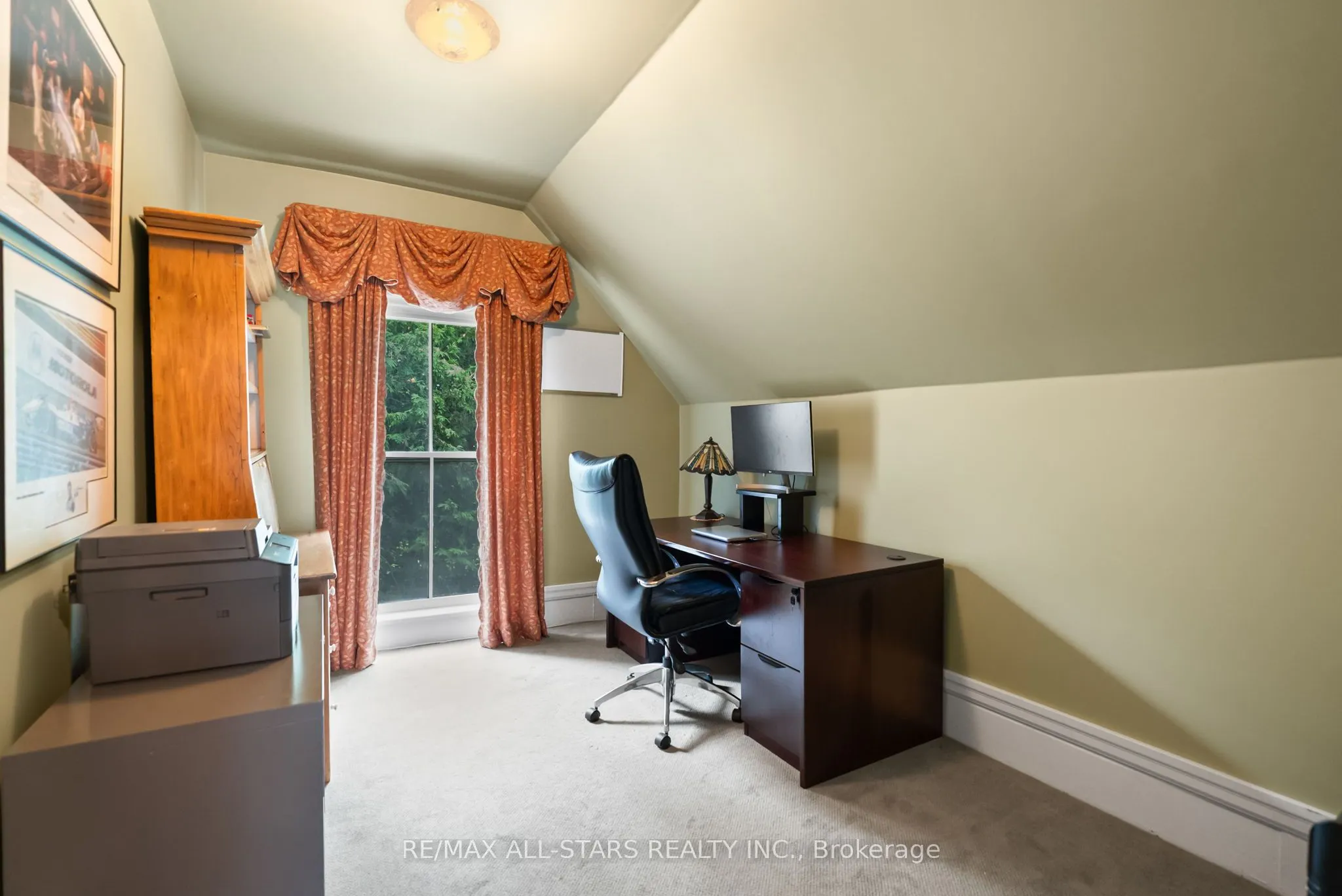 122 Brock Street E
