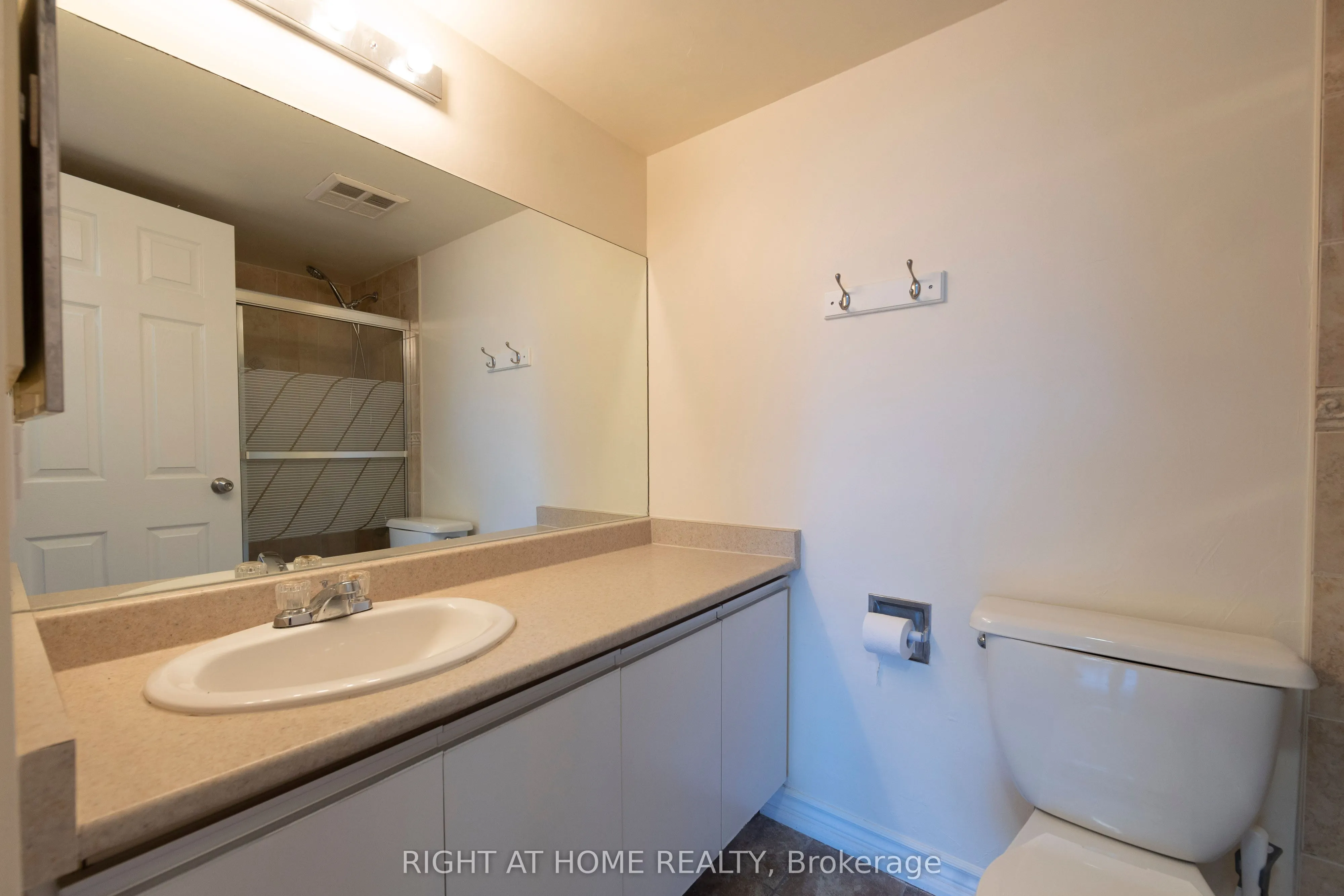 7460 Bathurst Street, #208