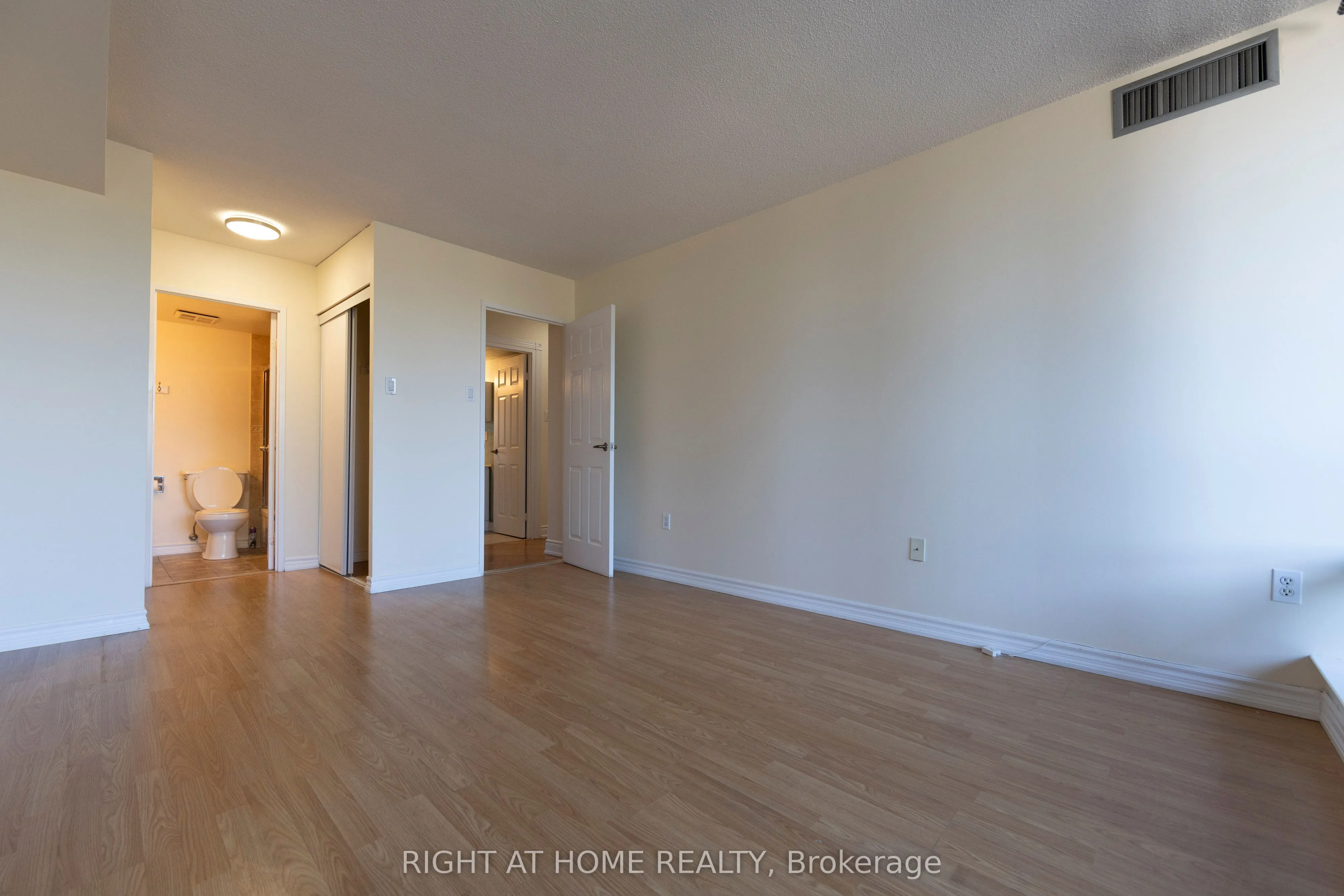 7460 Bathurst Street, #208