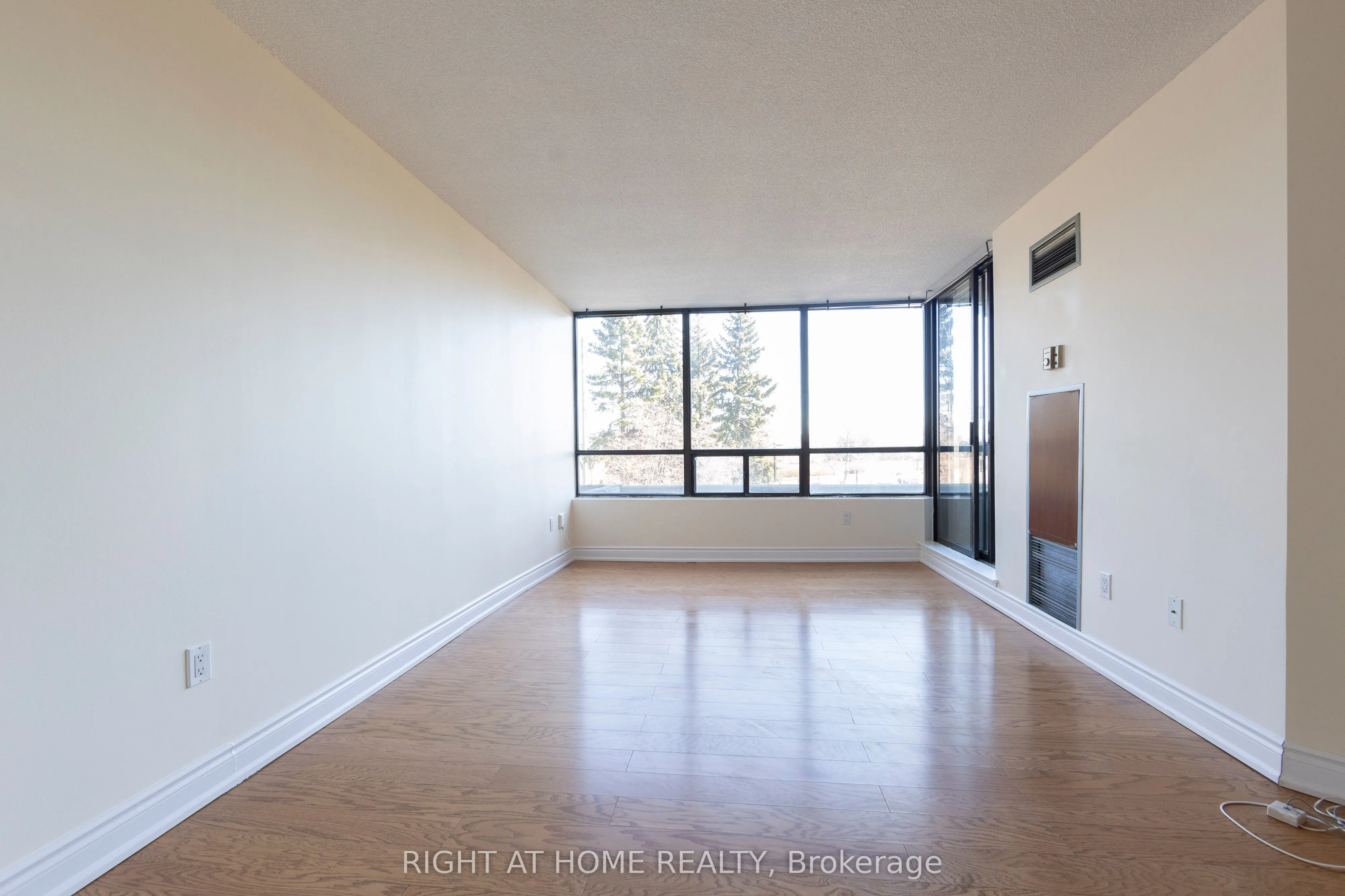 7460 Bathurst Street, #208