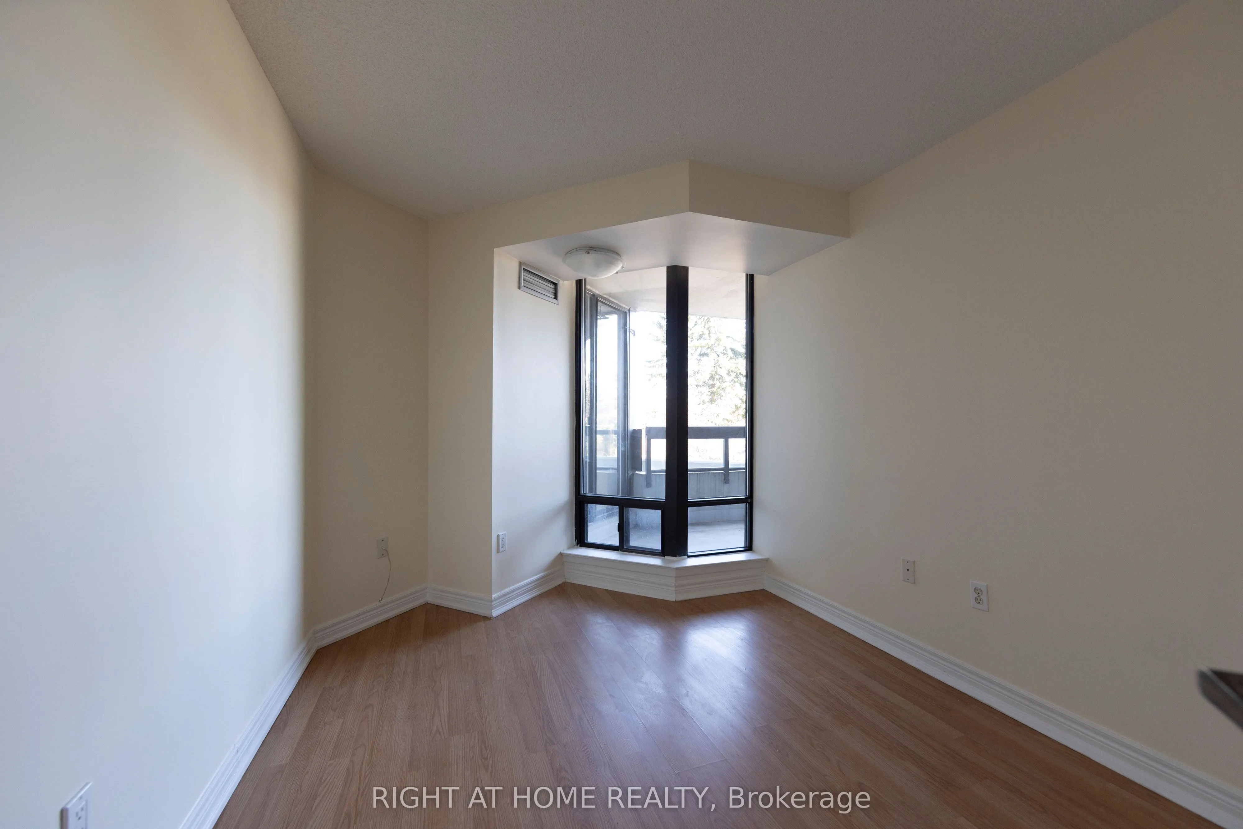 7460 Bathurst Street, #208