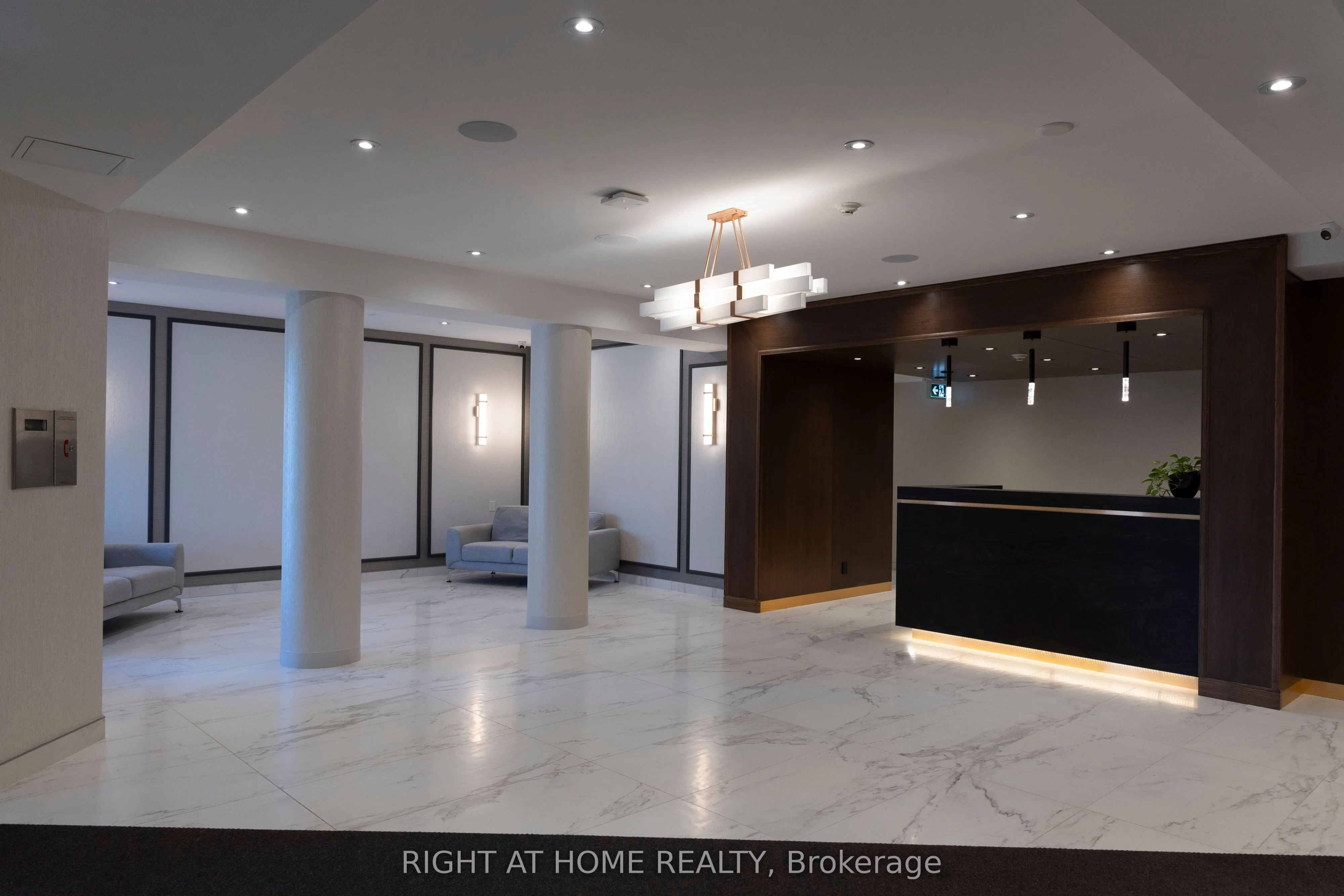 7460 Bathurst Street, #208