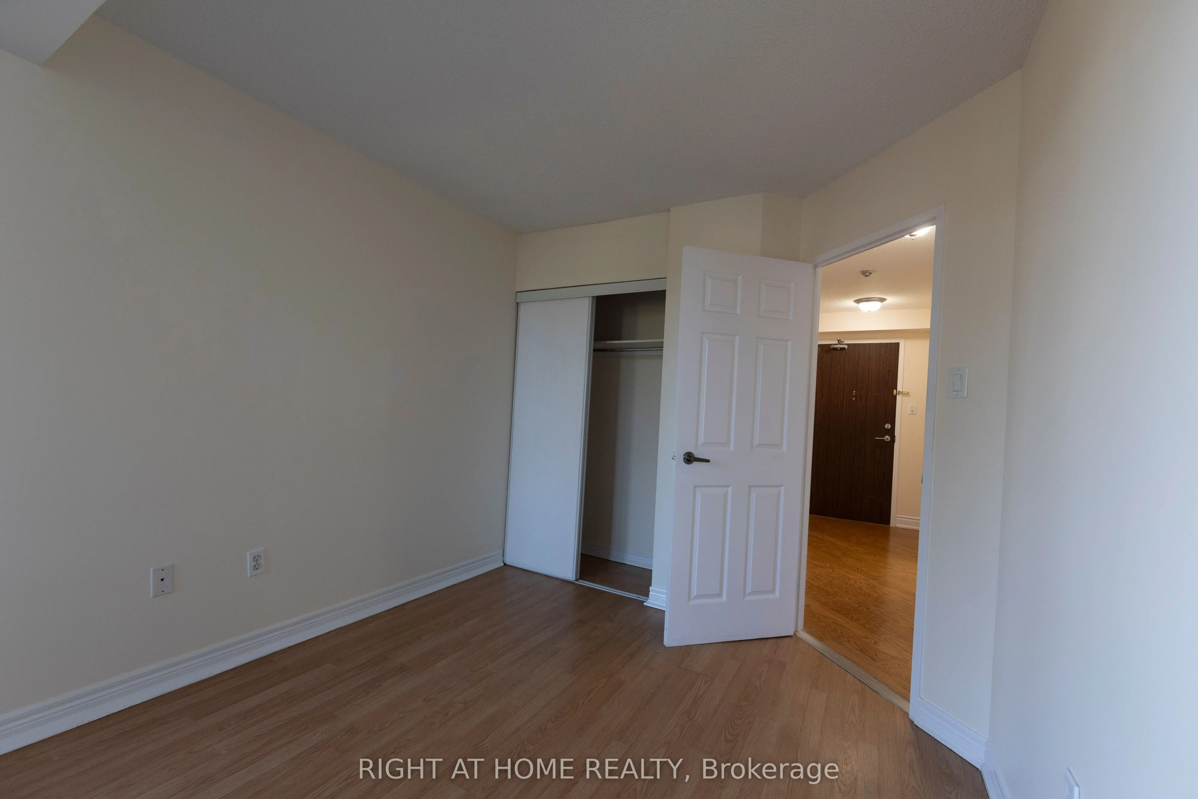 7460 Bathurst Street, #208