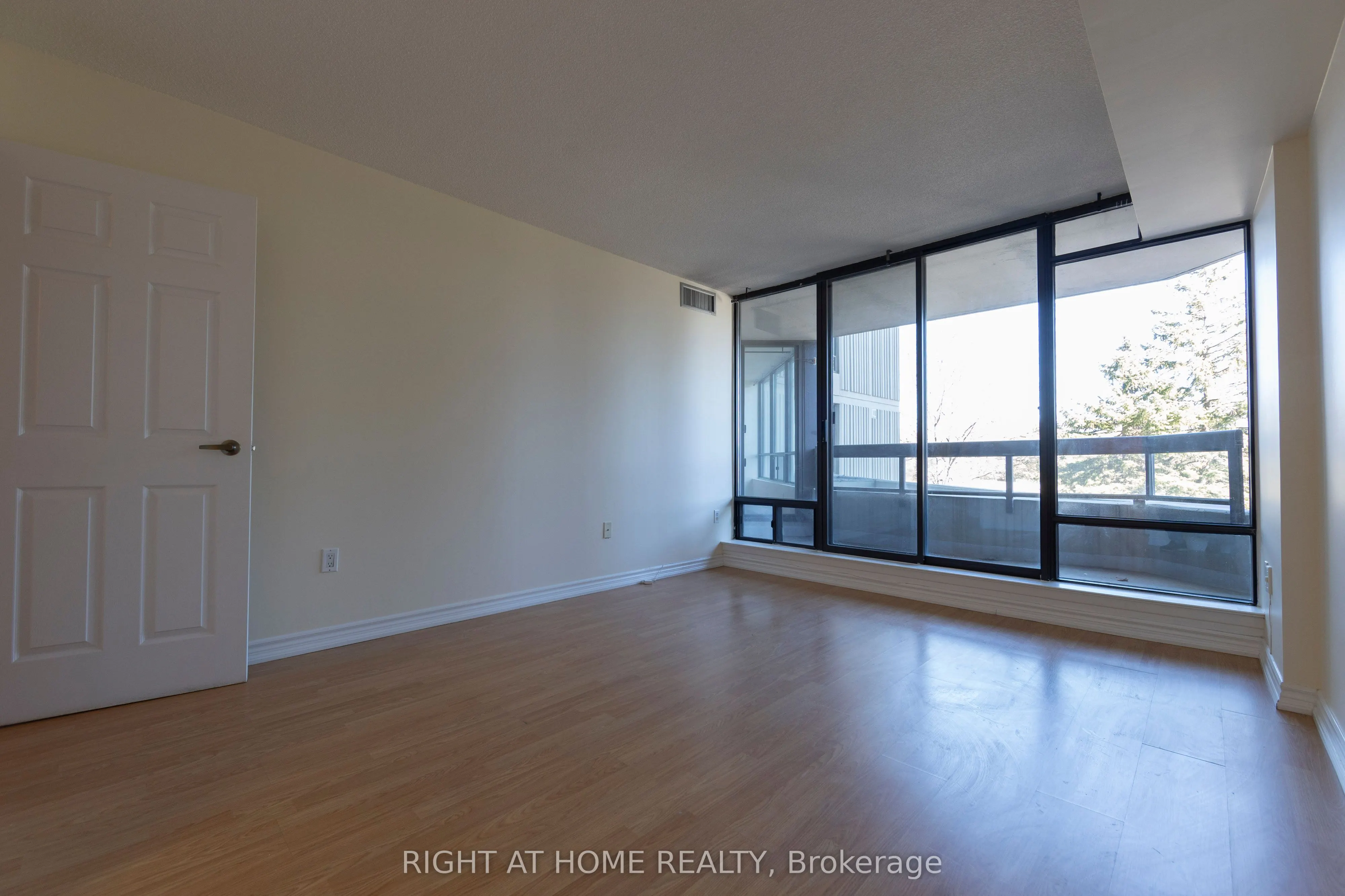 7460 Bathurst Street, #208