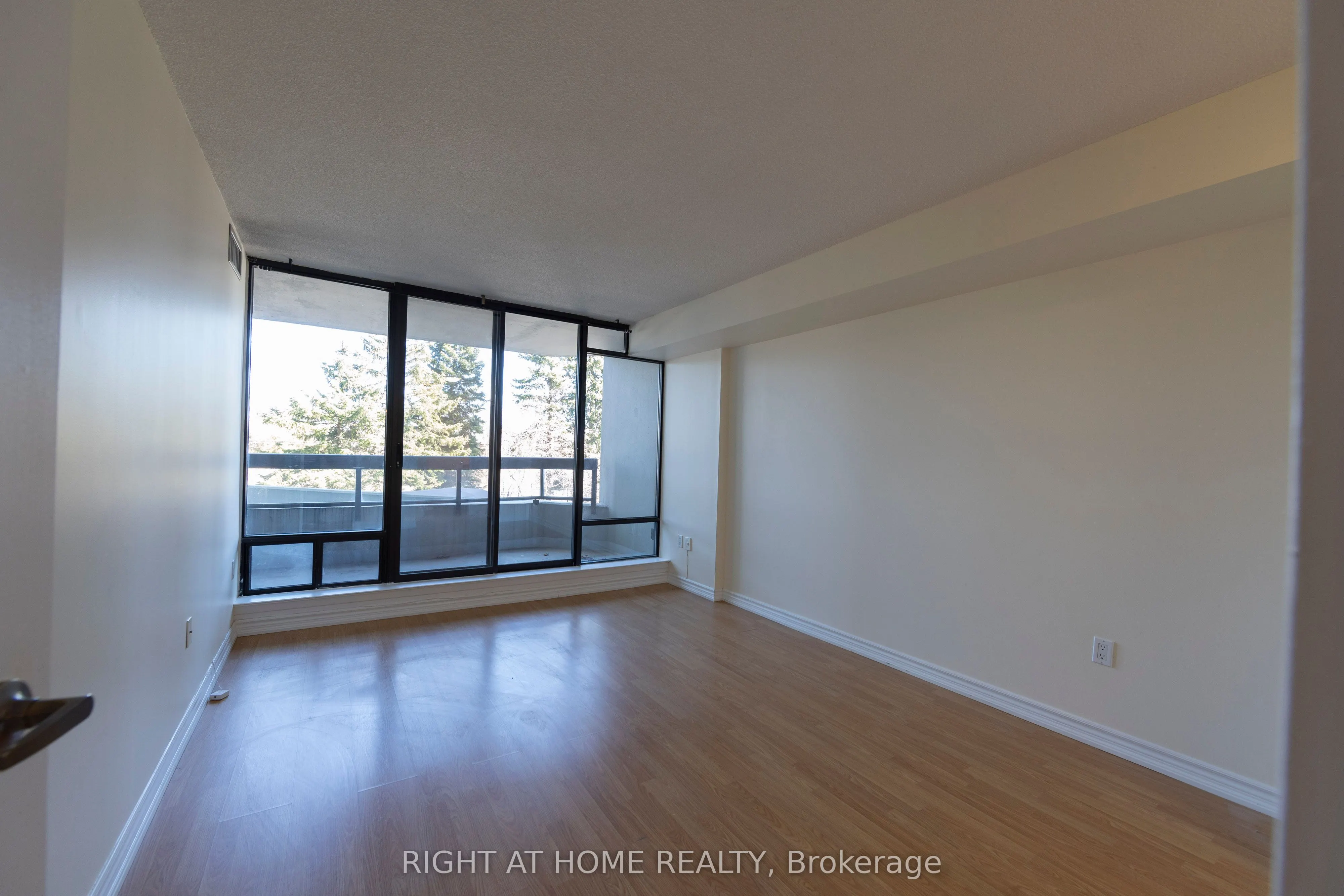 7460 Bathurst Street, #208