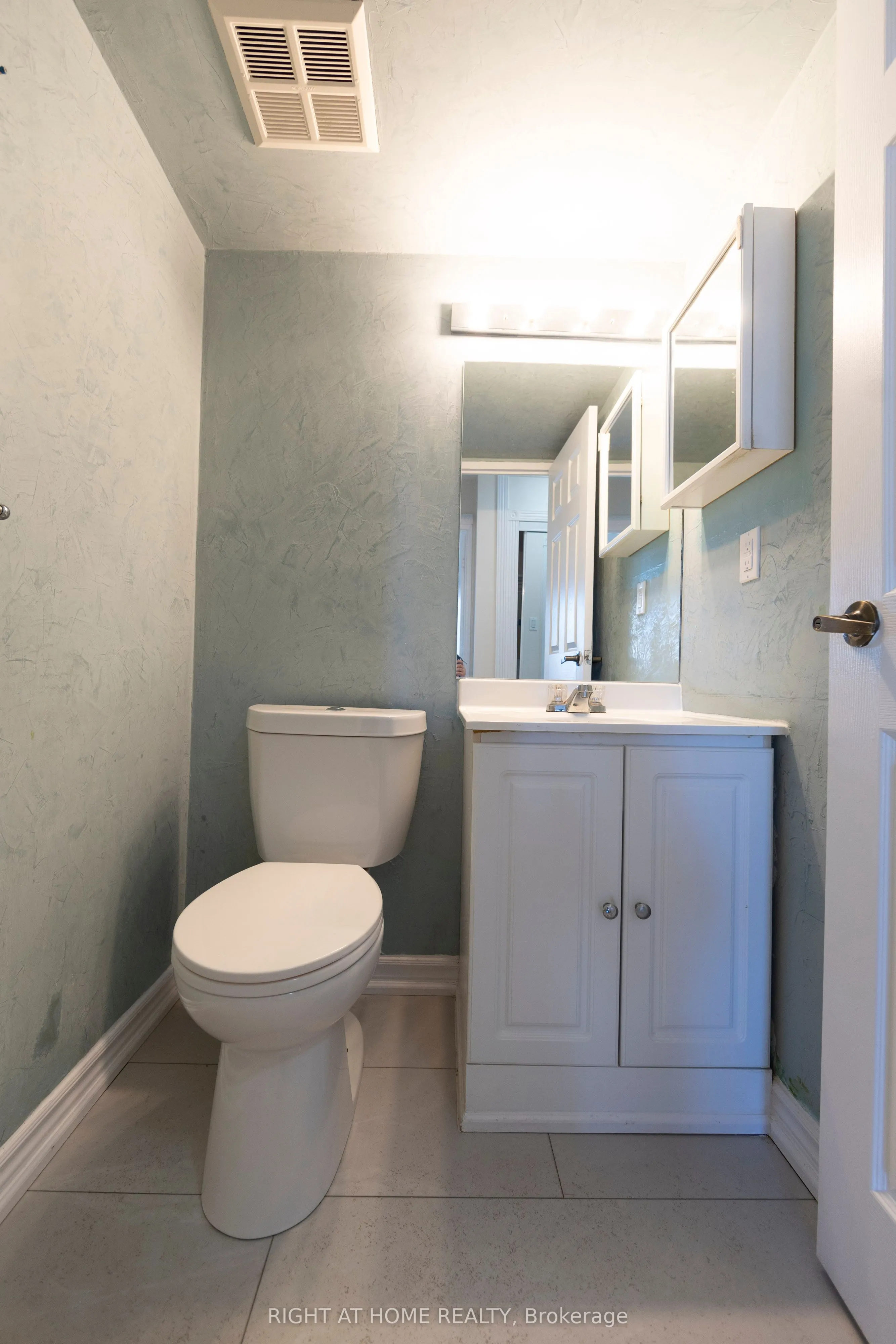 7460 Bathurst Street, #208