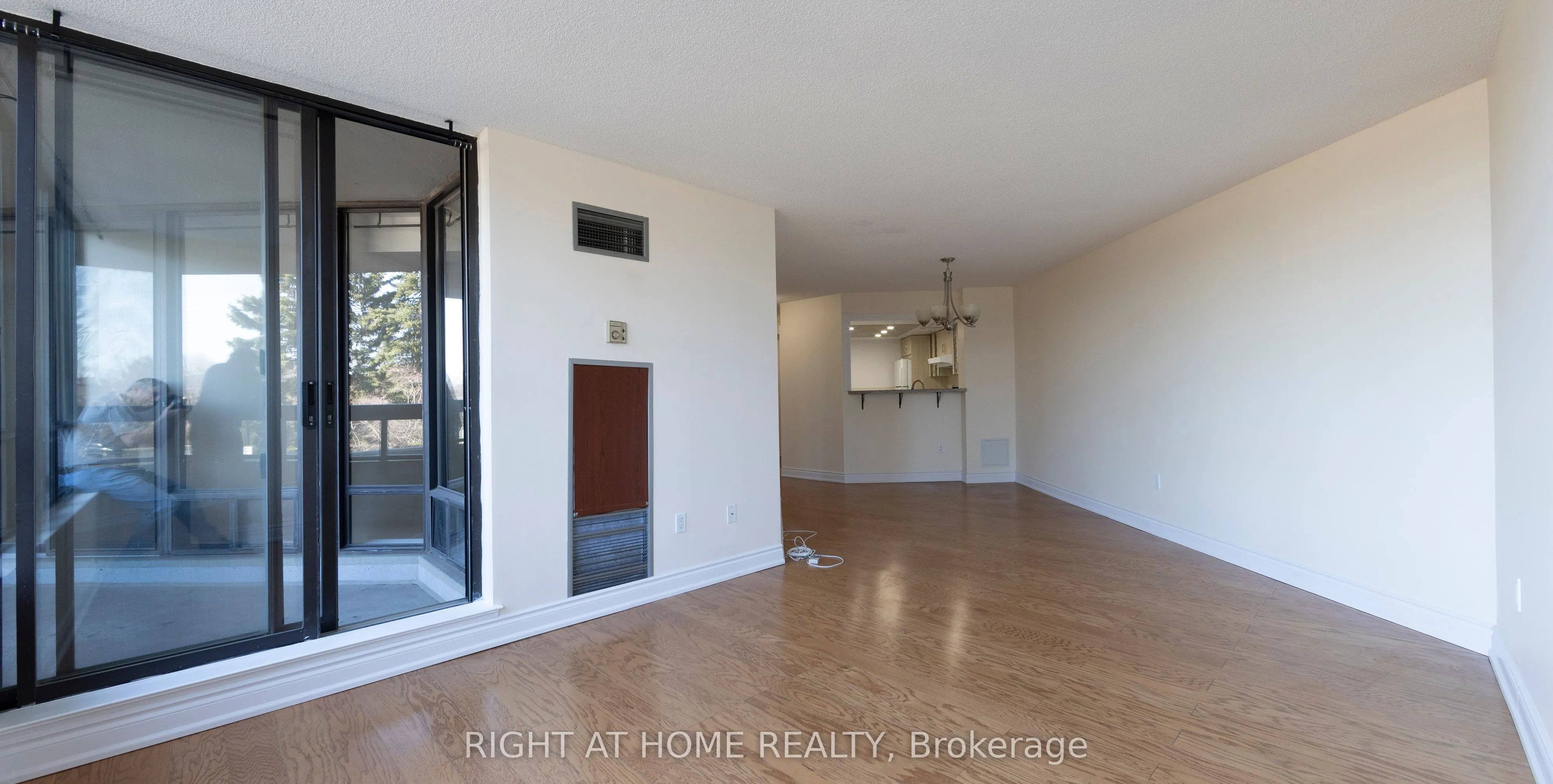 7460 Bathurst Street, #208