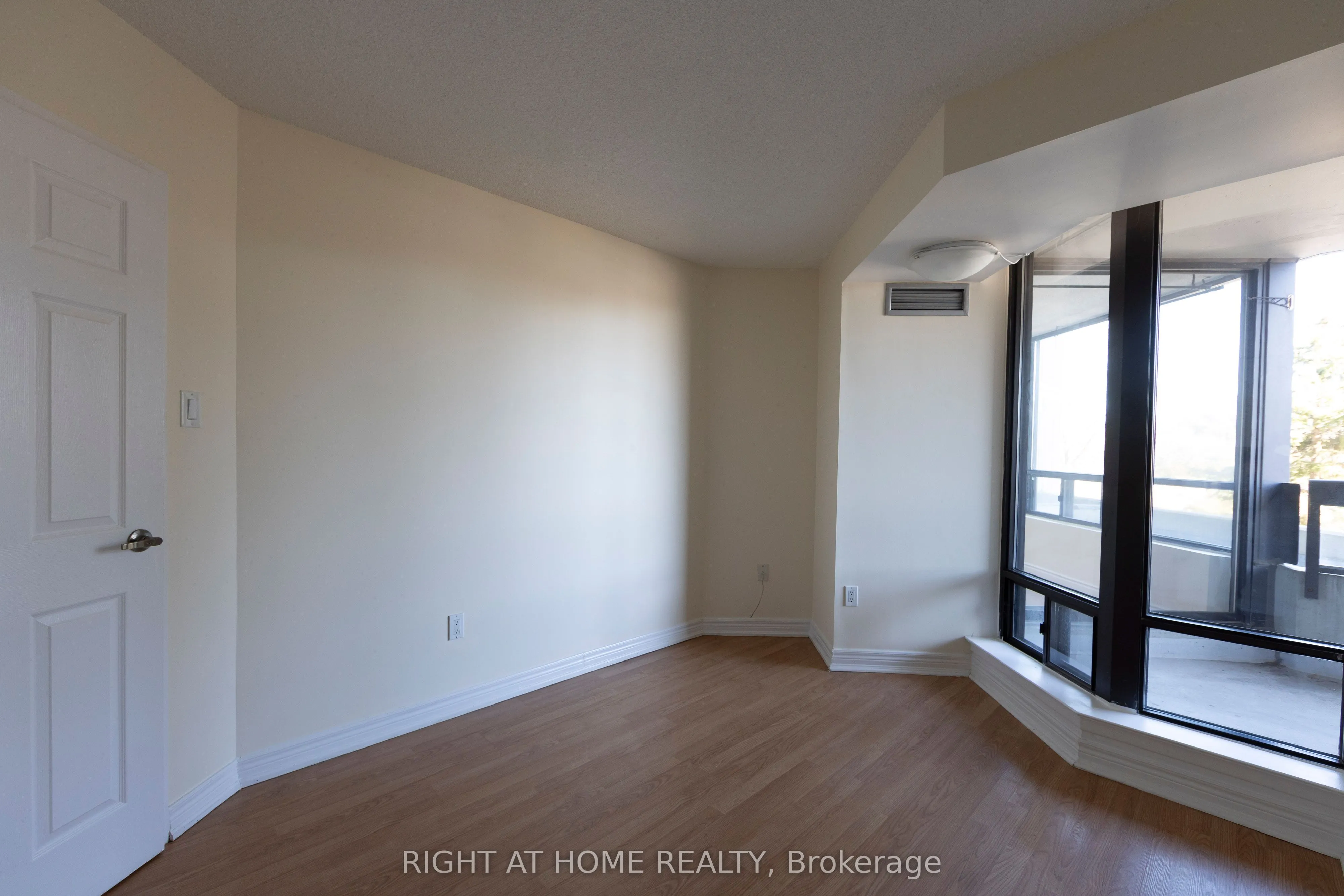 7460 Bathurst Street, #208