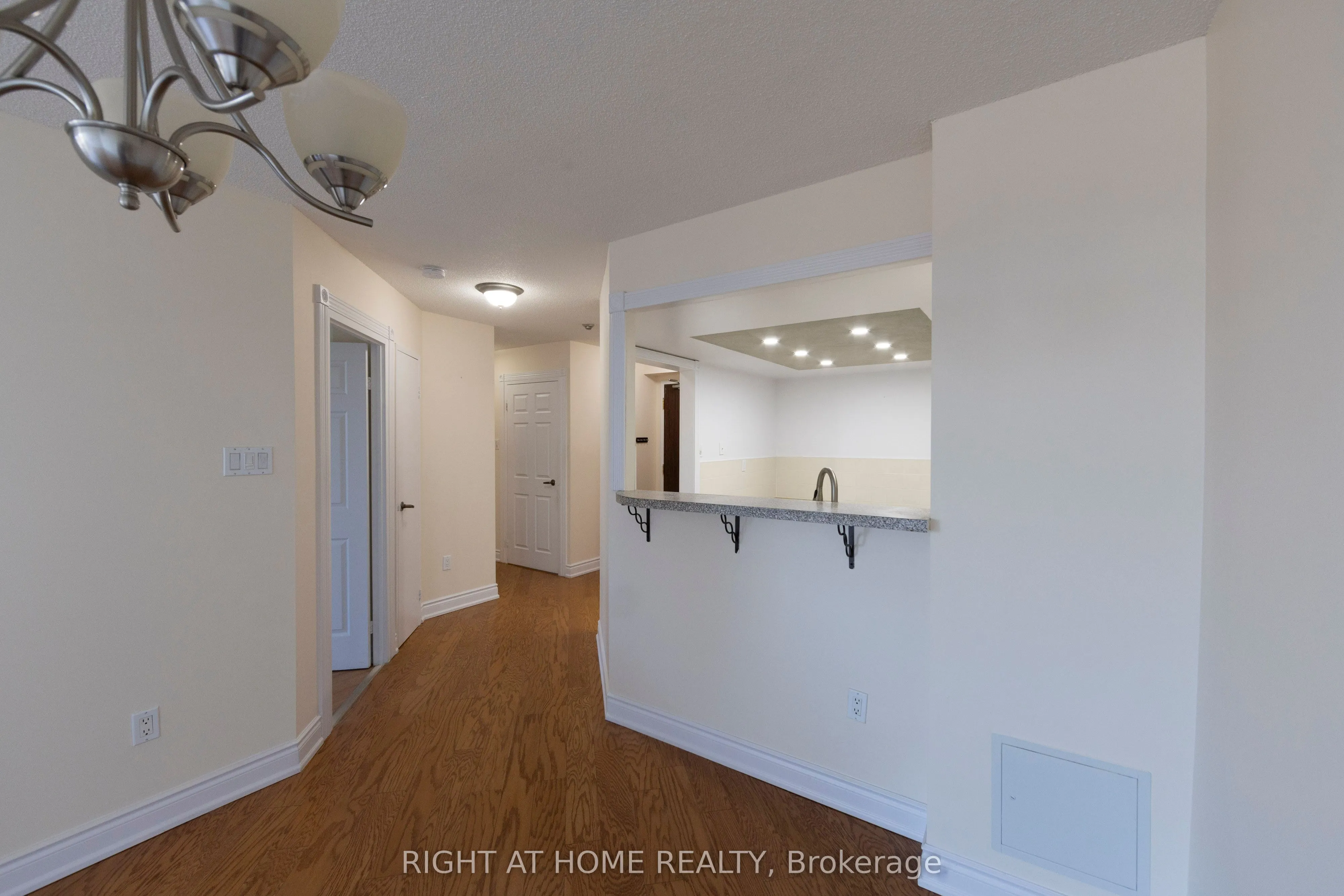 7460 Bathurst Street, #208