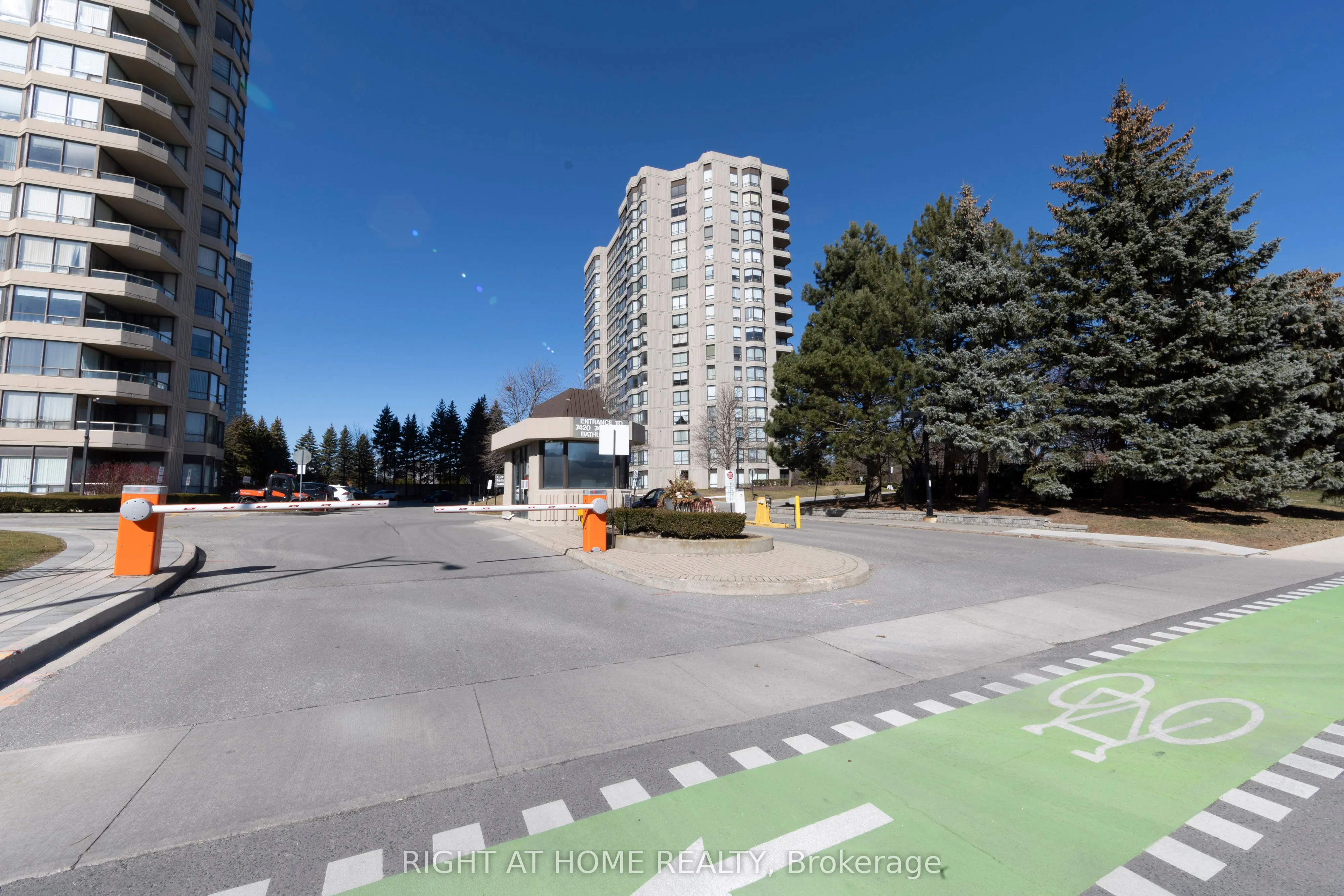 7460 Bathurst Street, #208