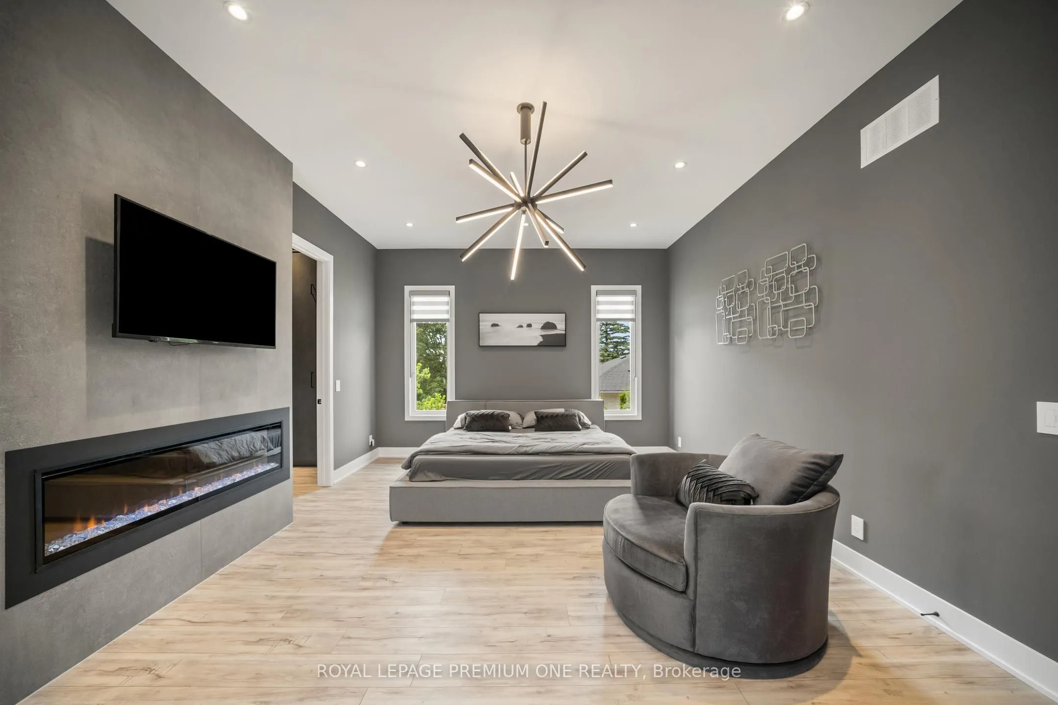11 Hollywood Crescent