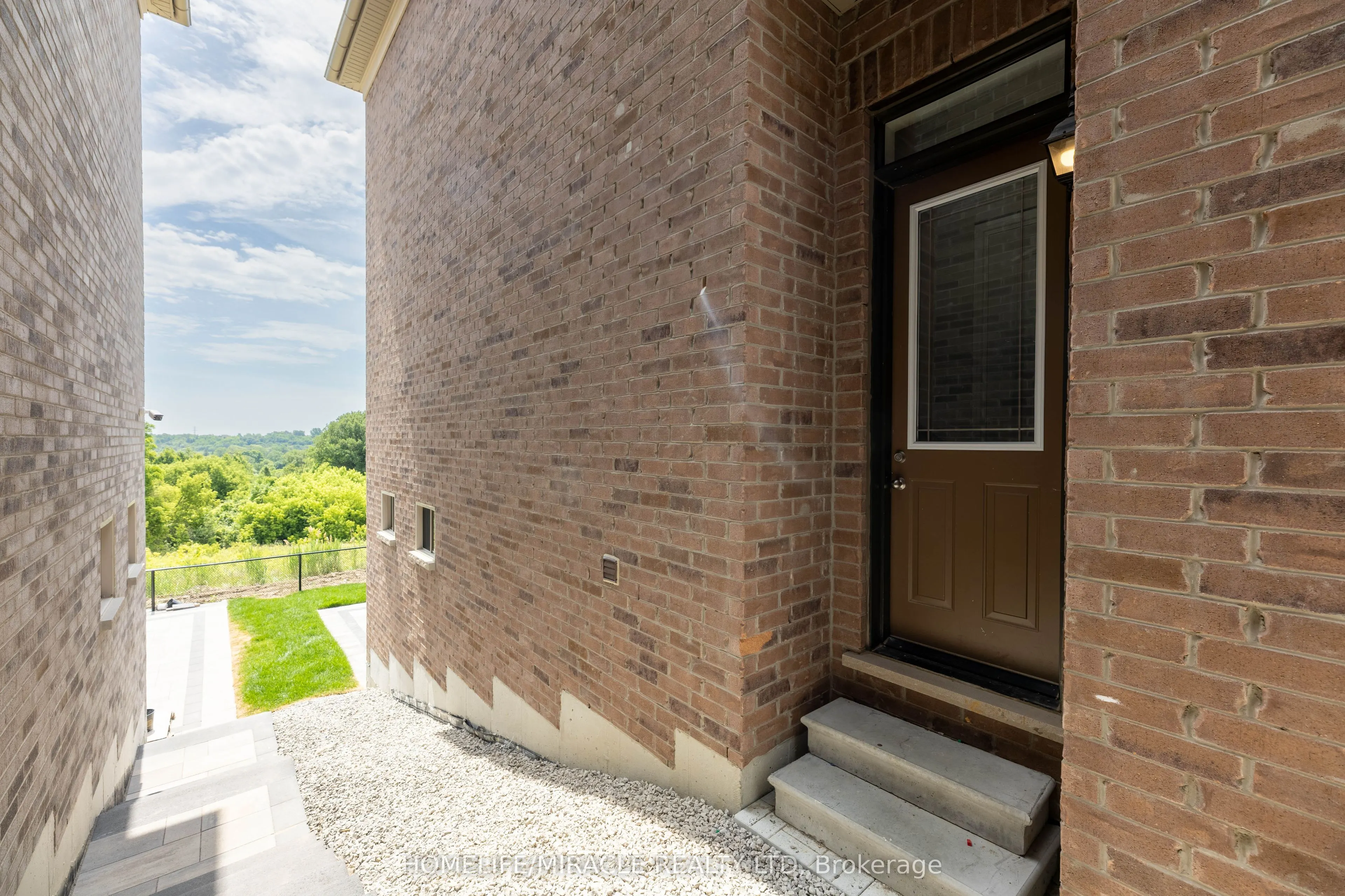 92 Appleyard Avenue