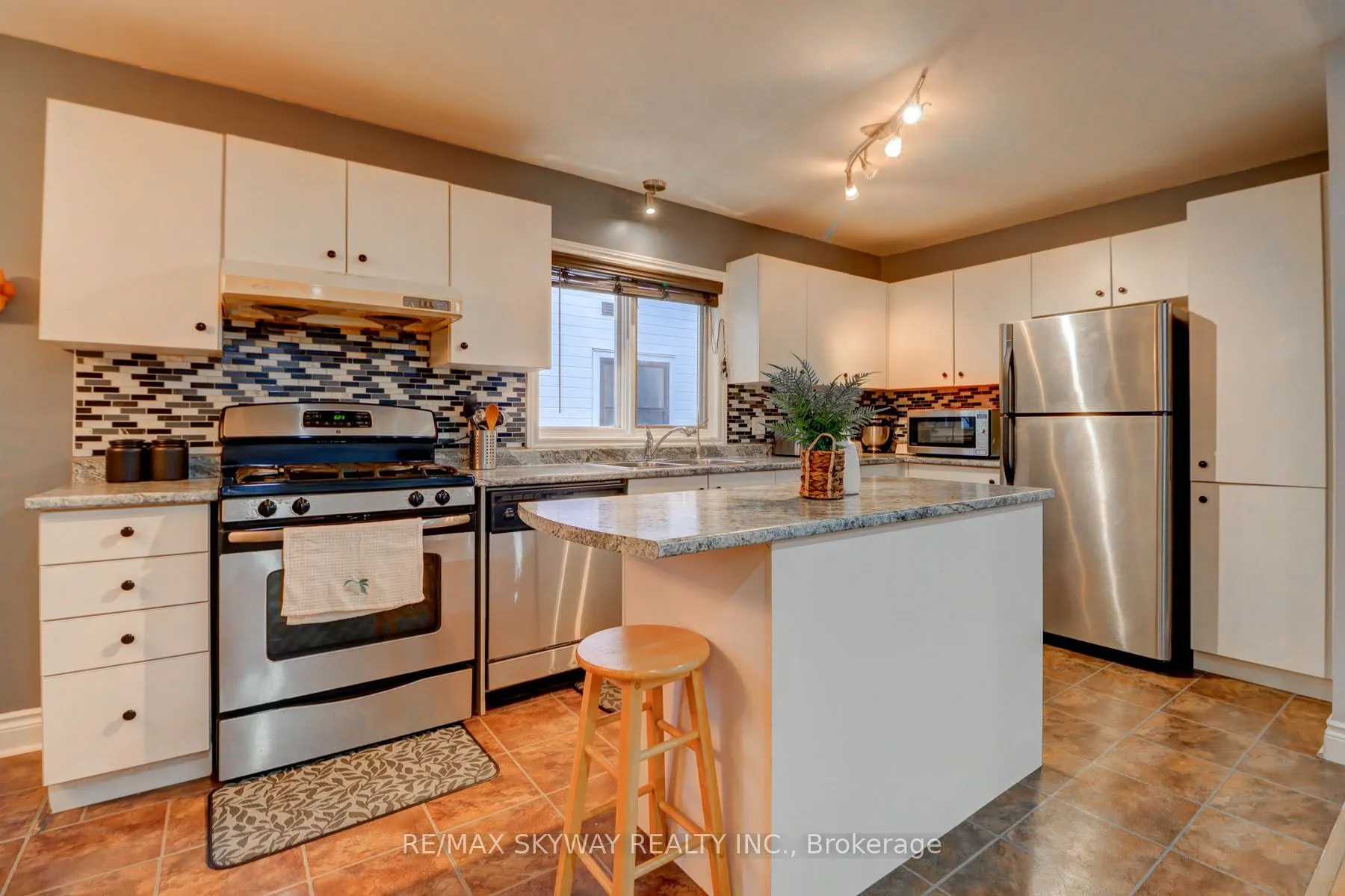 282B Brock Street W