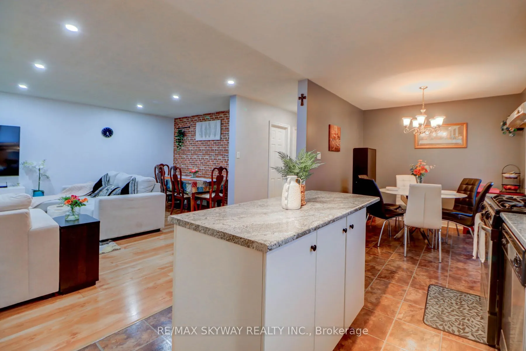 282B Brock Street W