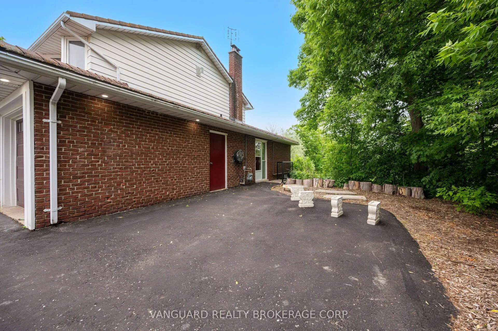 80 Kleins Crescent