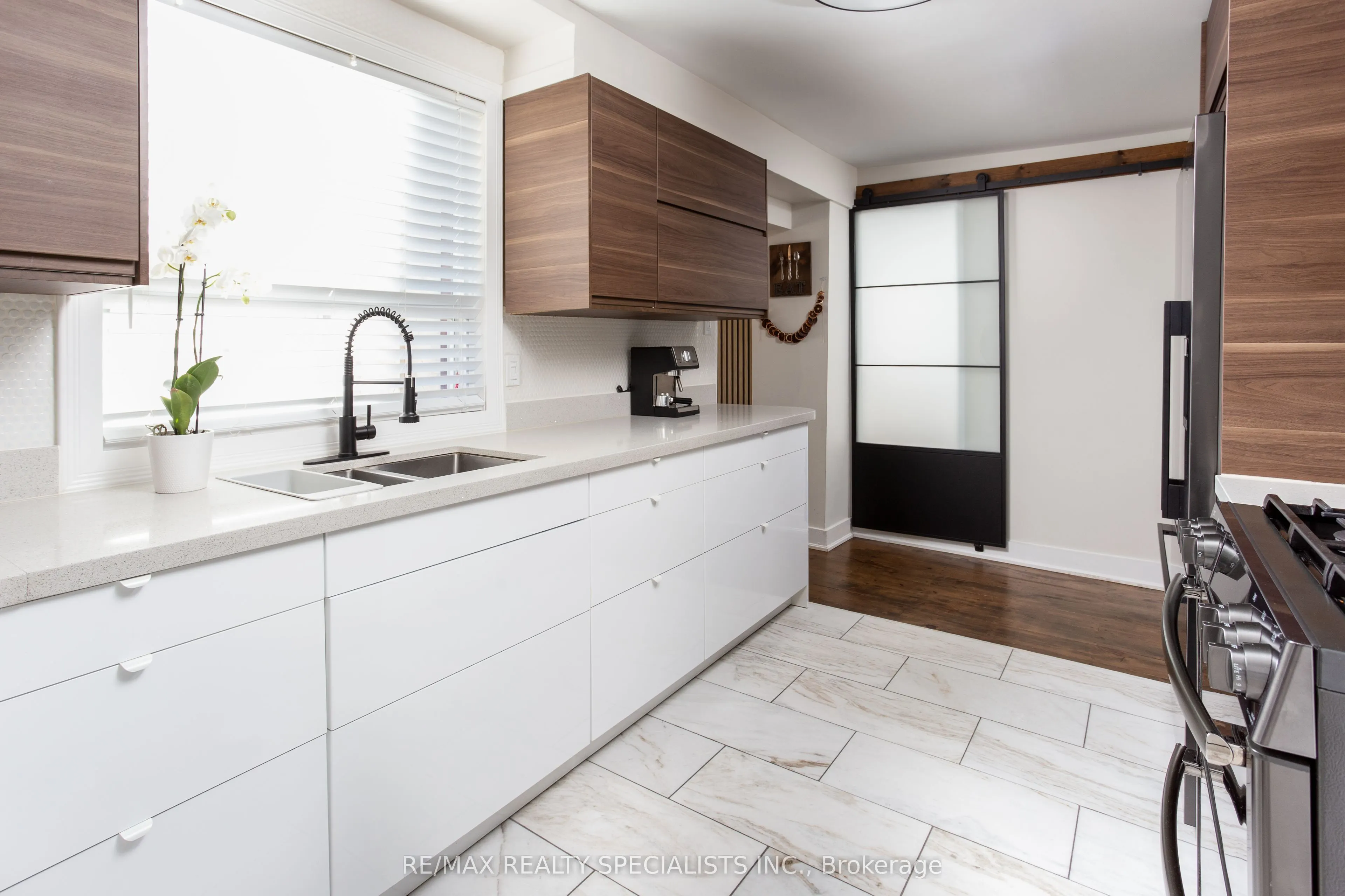 5 East John Street N