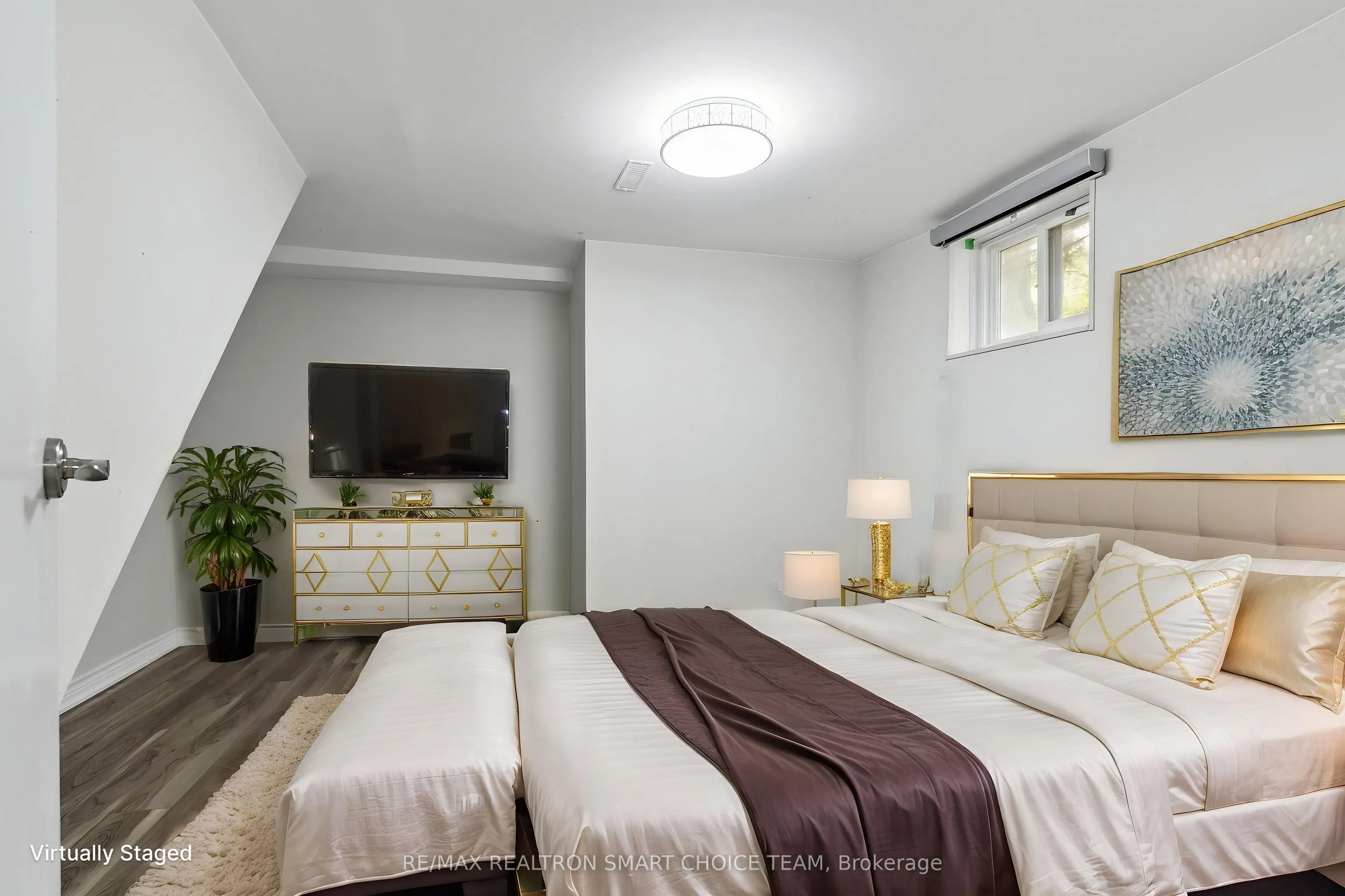 106 Steeles Avenue E