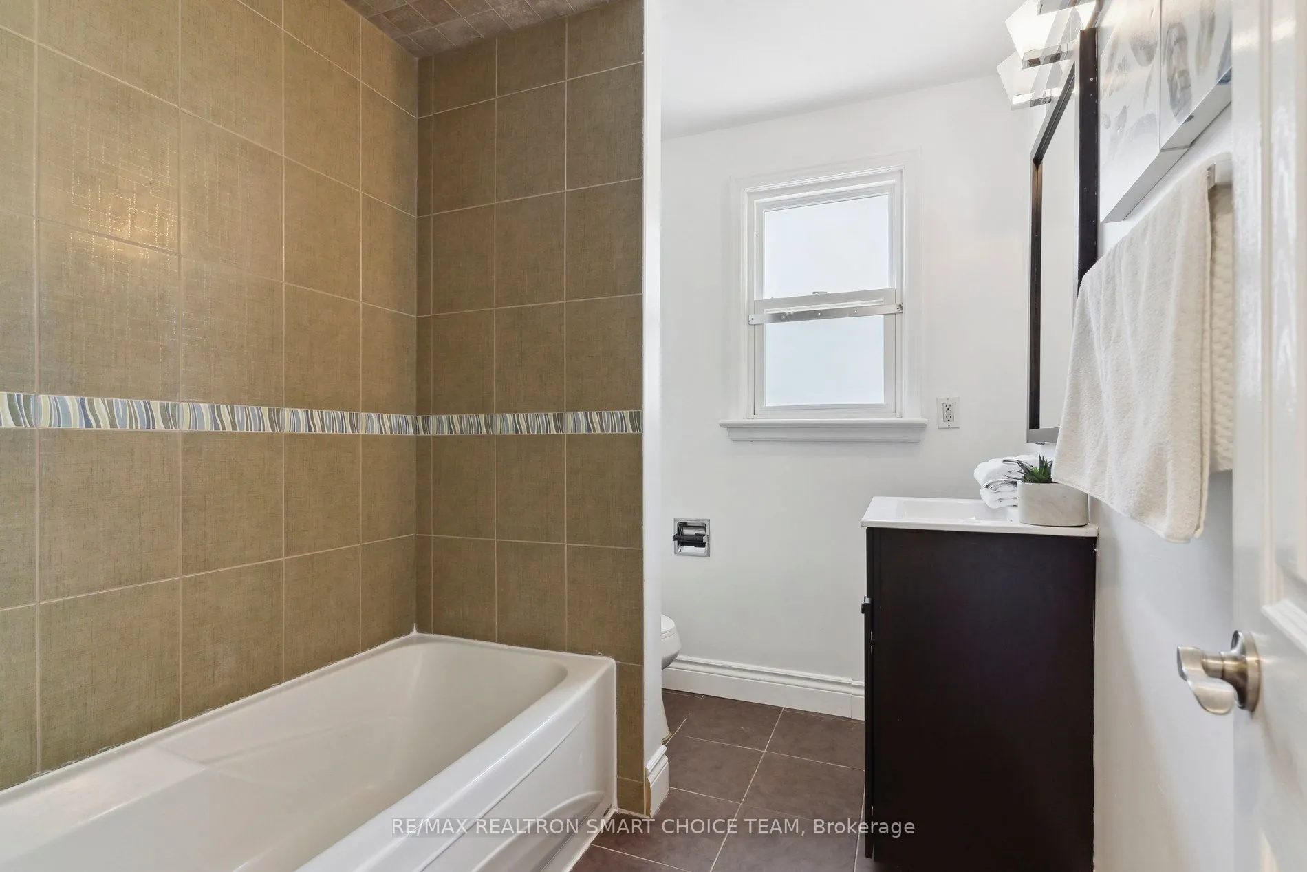 106 Steeles Avenue E