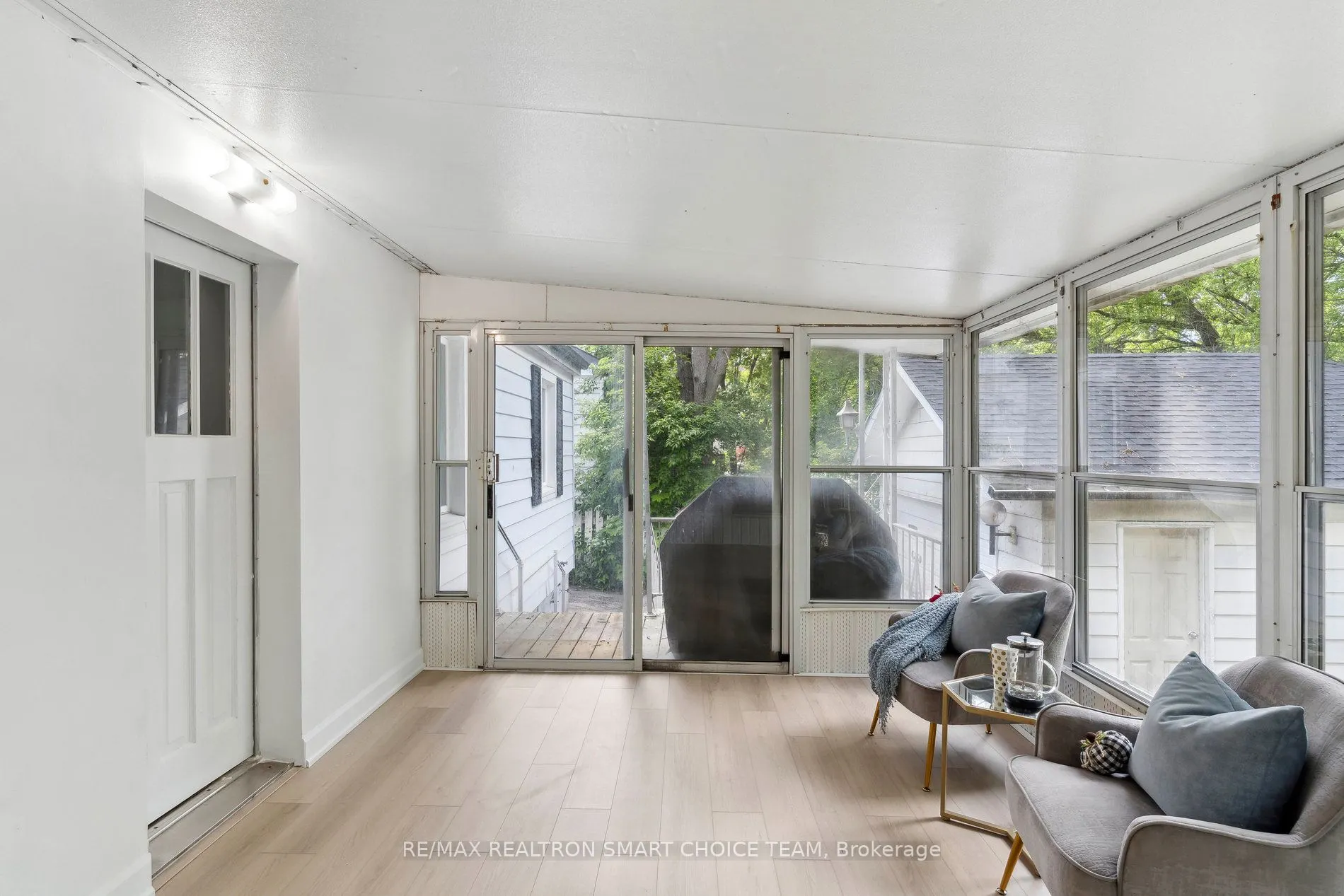106 Steeles Avenue E