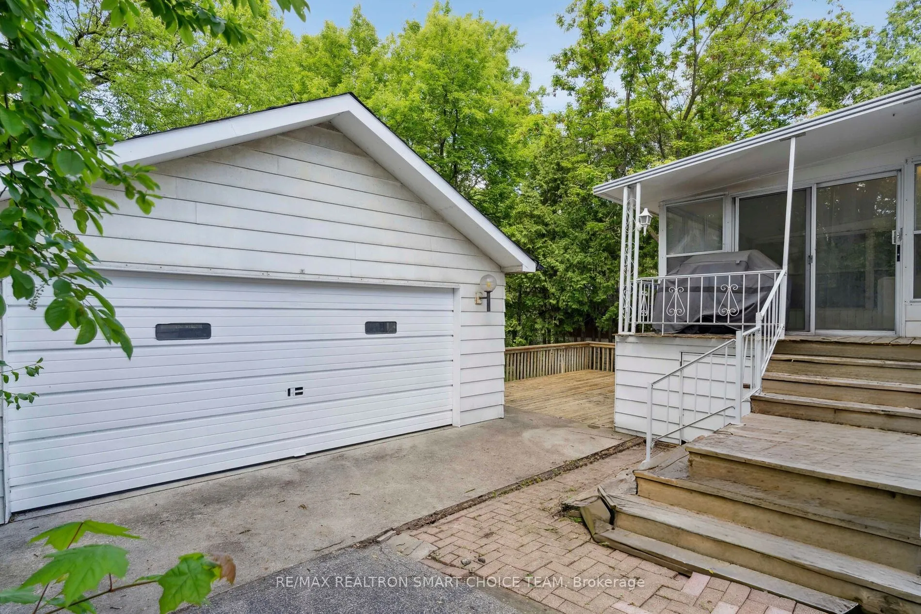 106 Steeles Avenue E