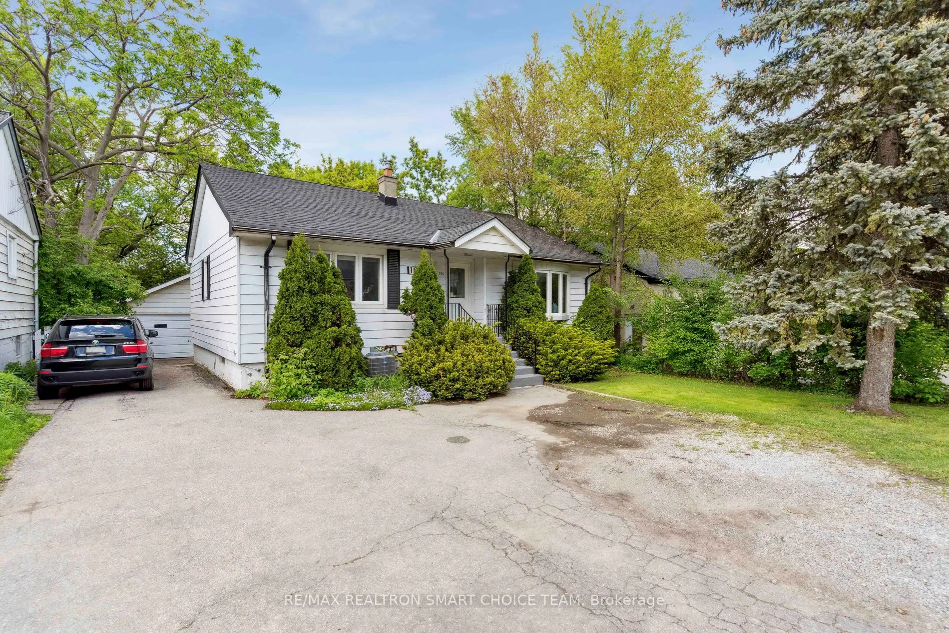106 Steeles Avenue E