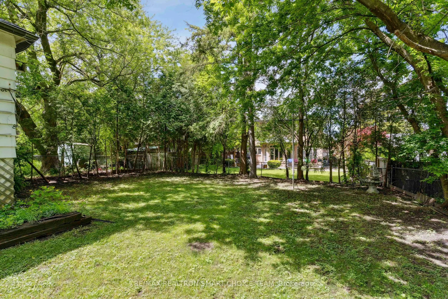 106 Steeles Avenue E