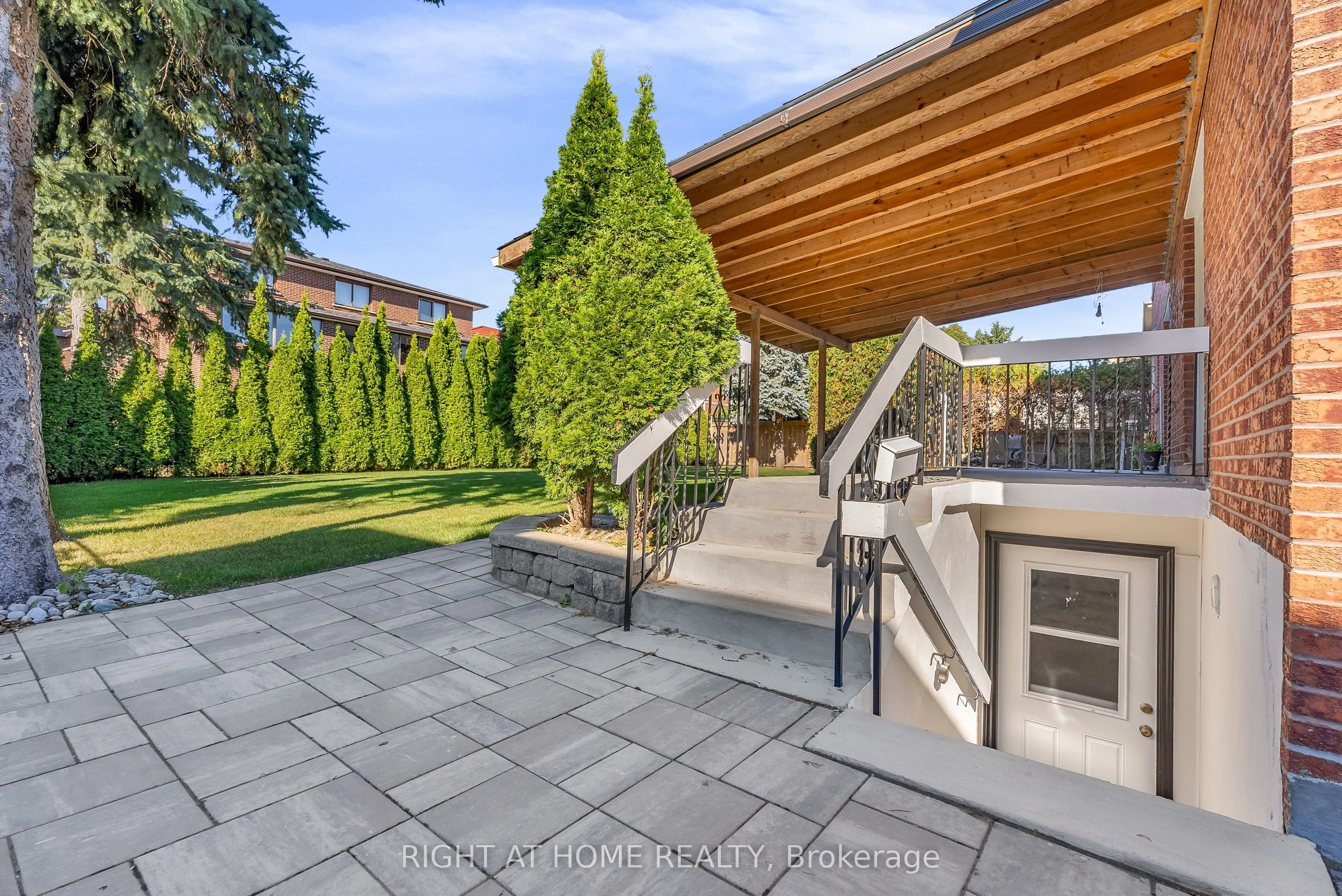 373 Firglen Ridge