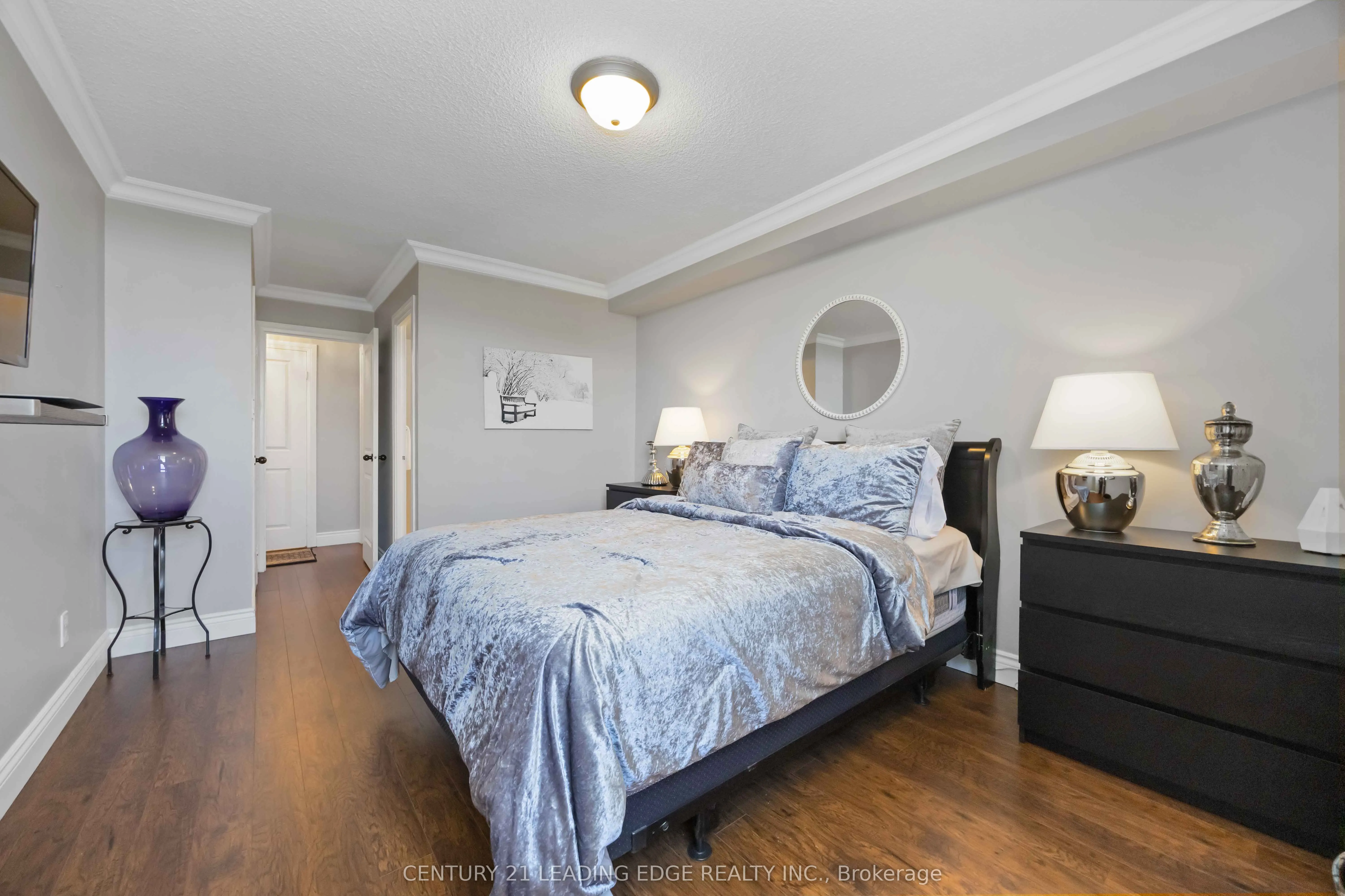 7811 Yonge Street, #811