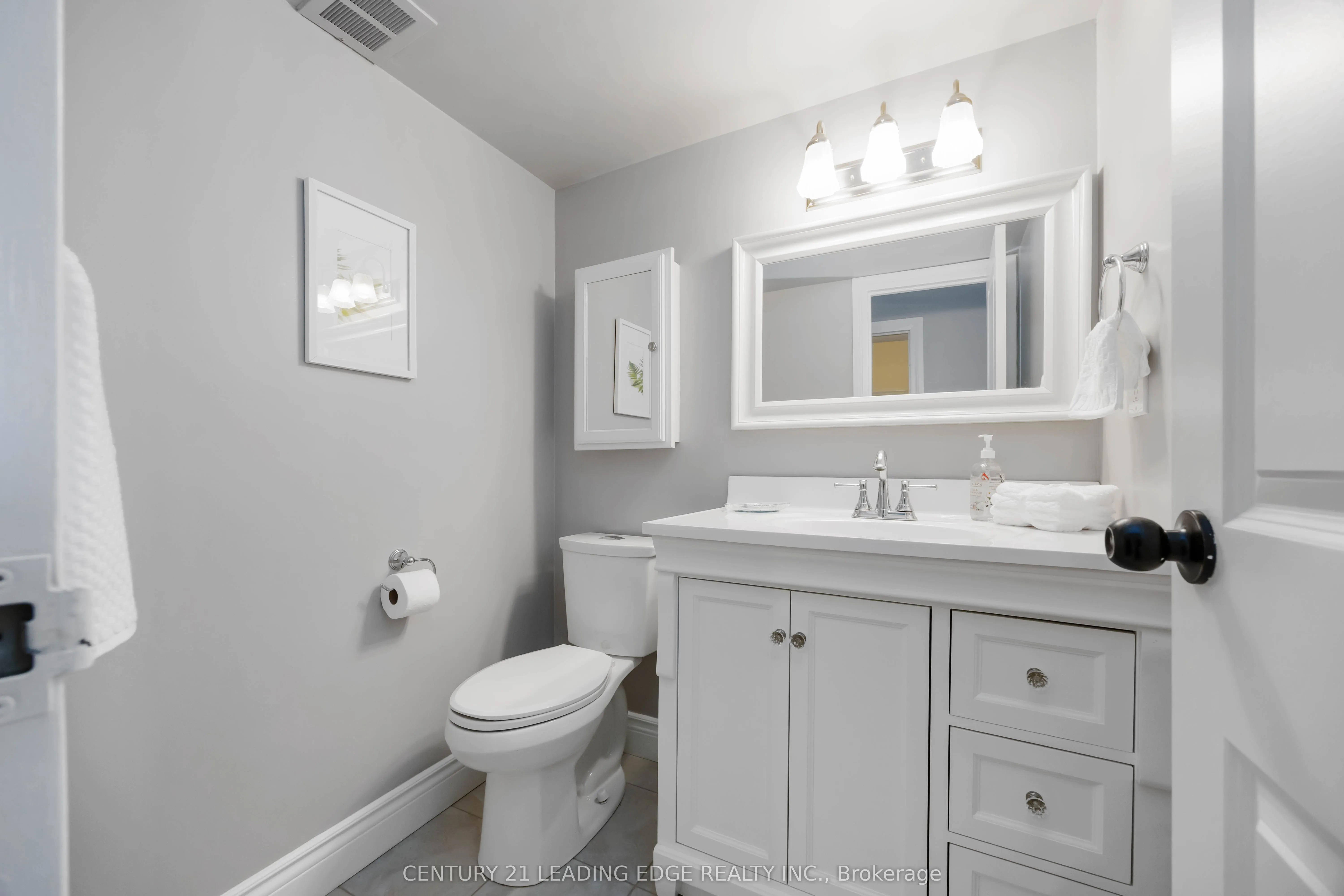 7811 Yonge Street, #811