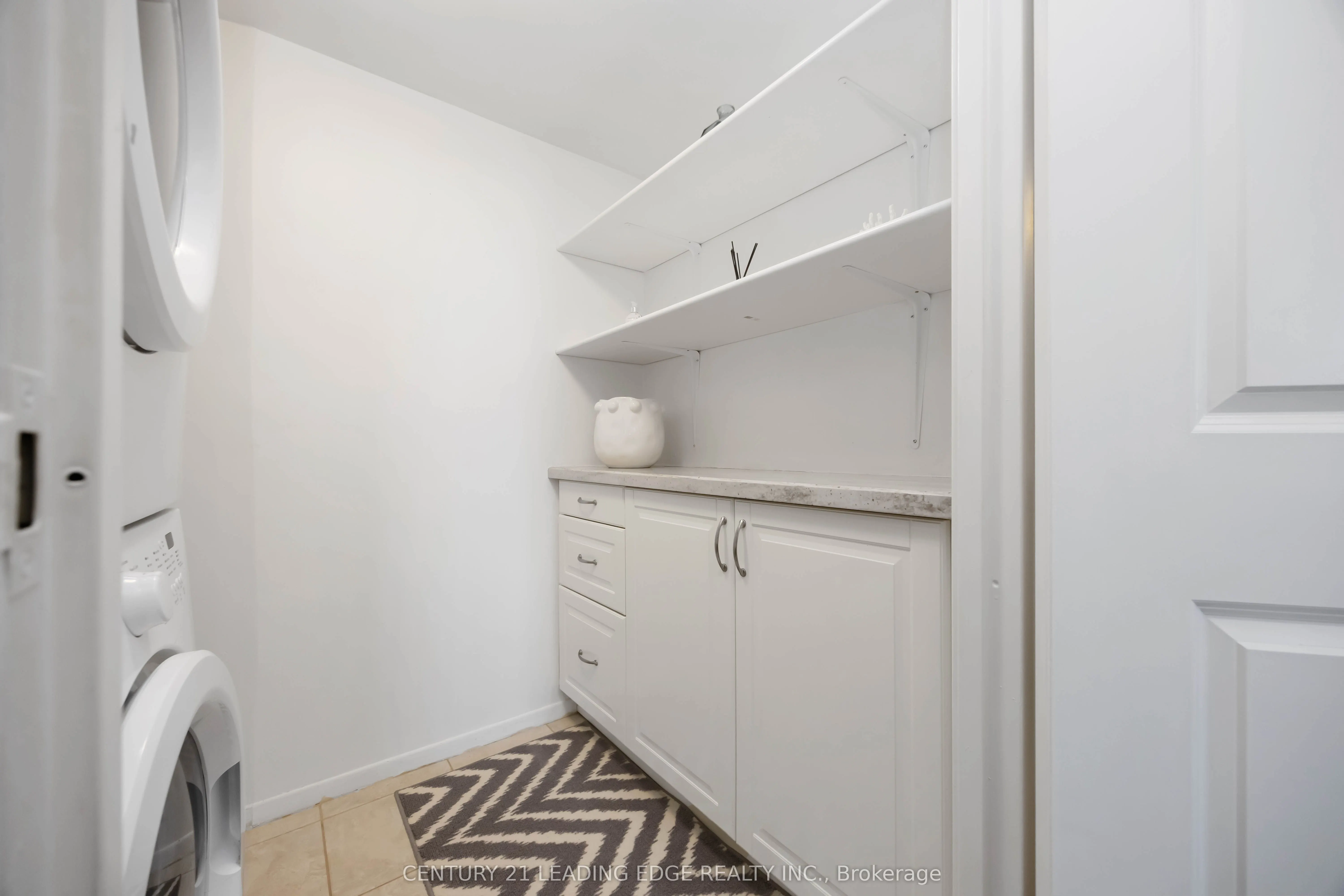 7811 Yonge Street, #811