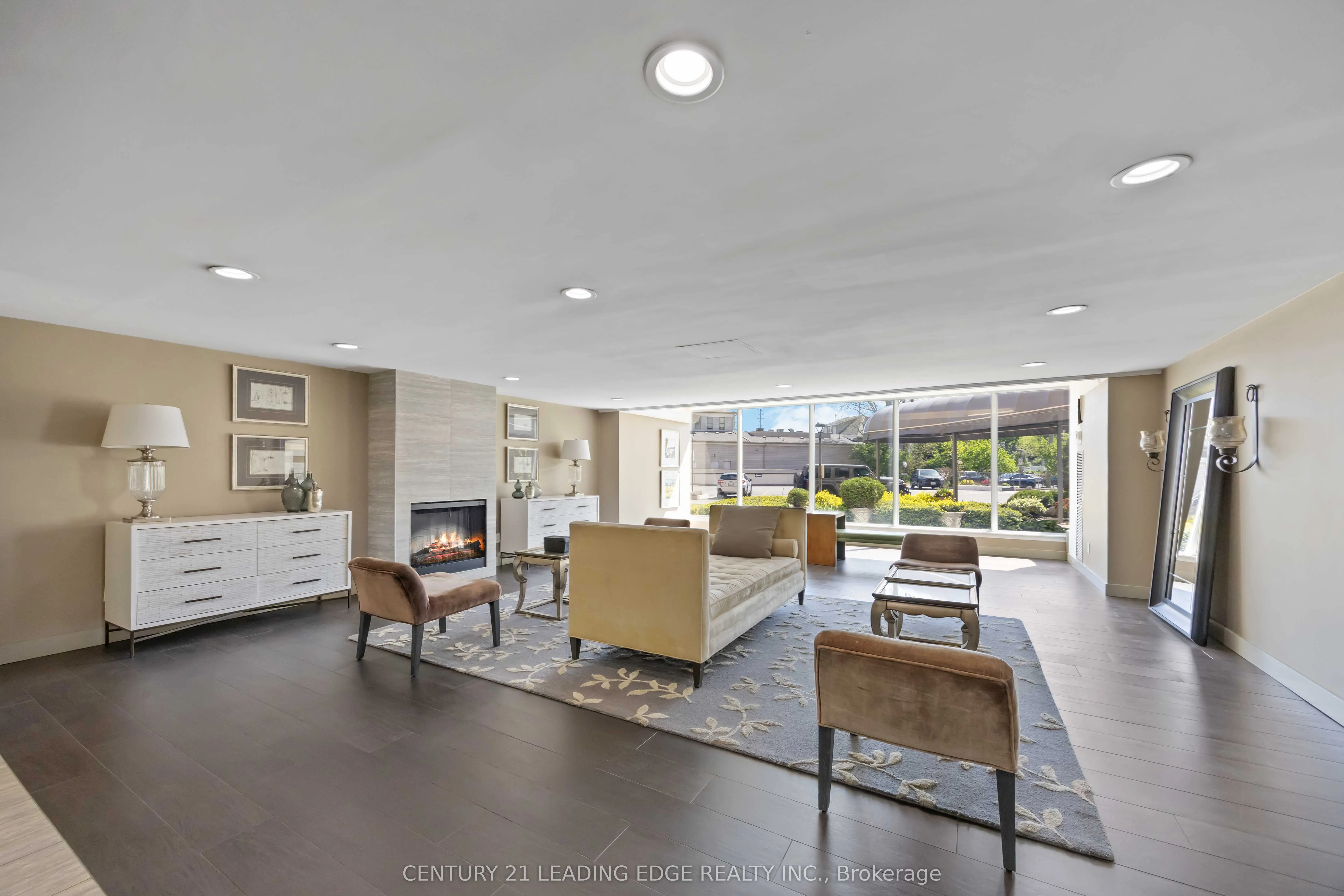 7811 Yonge Street, #811