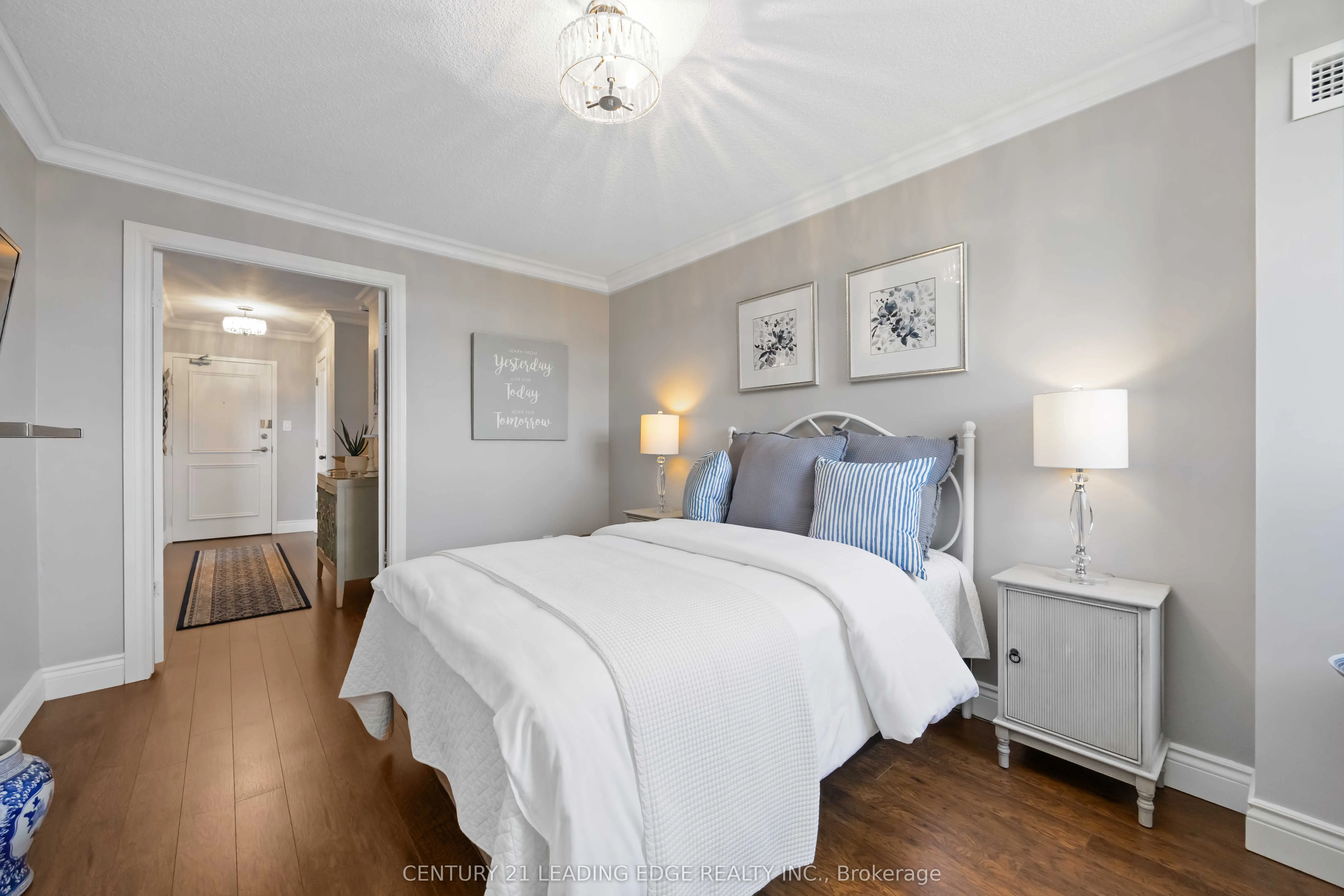 7811 Yonge Street, #811