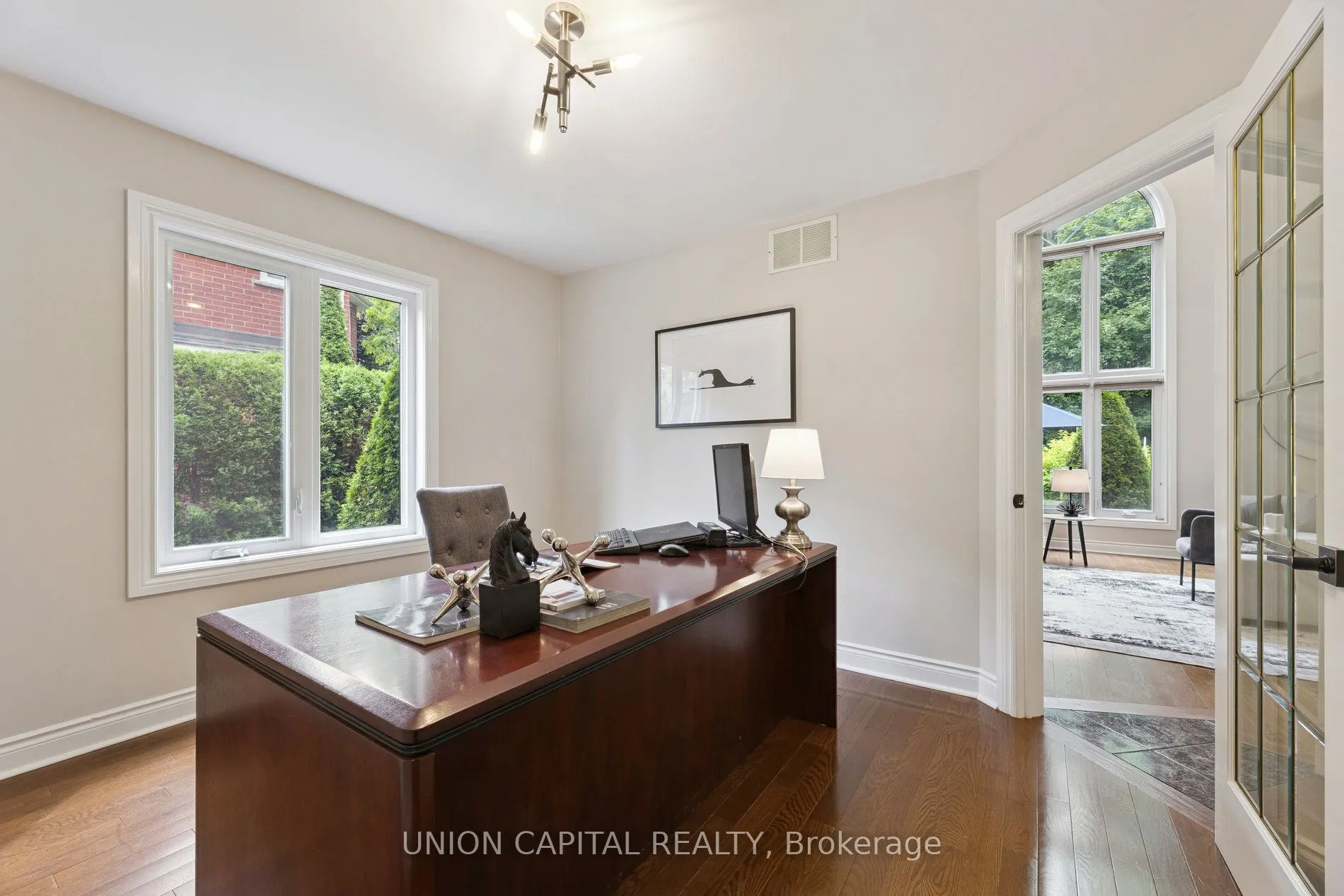 86 Charing Crescent
