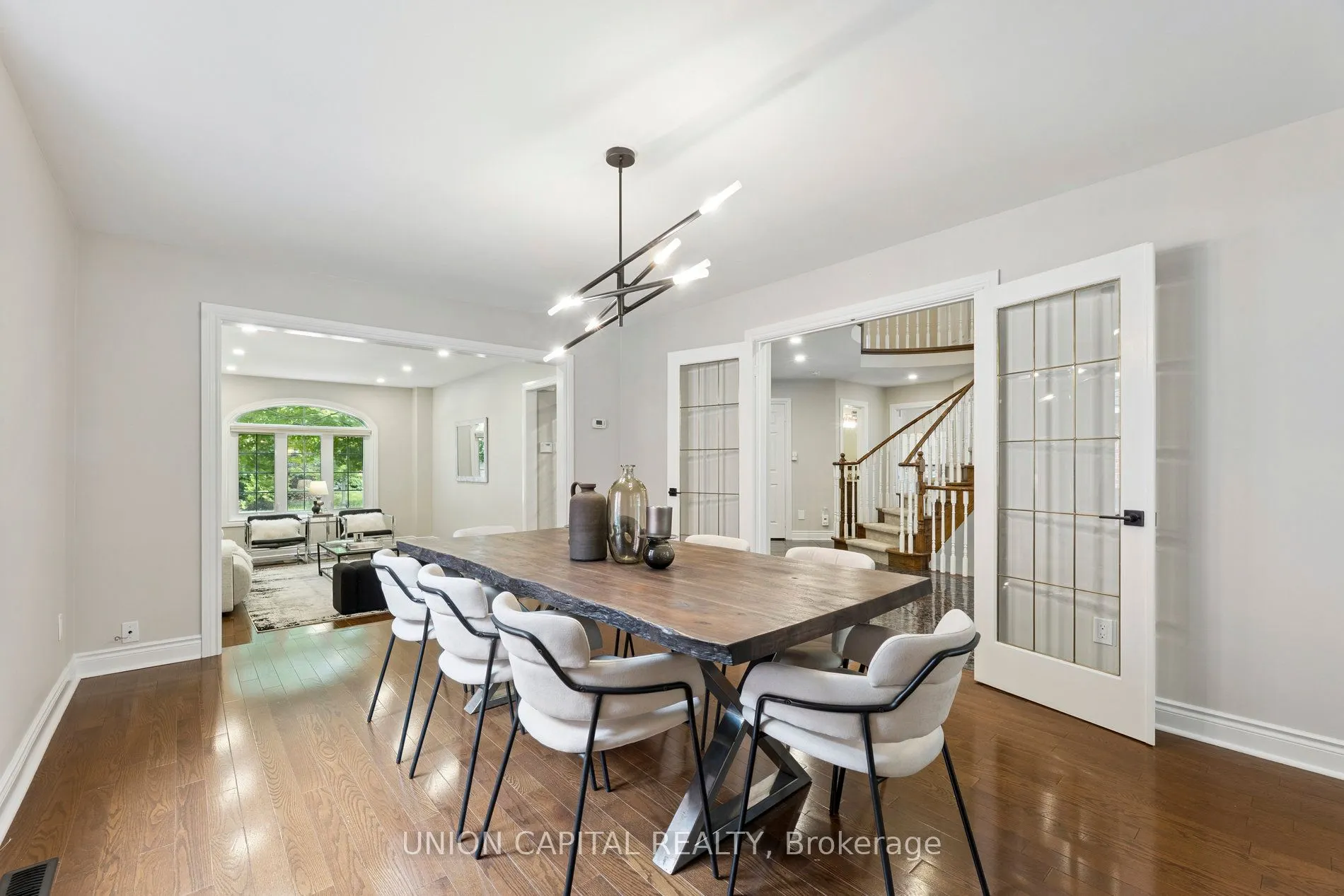 86 Charing Crescent