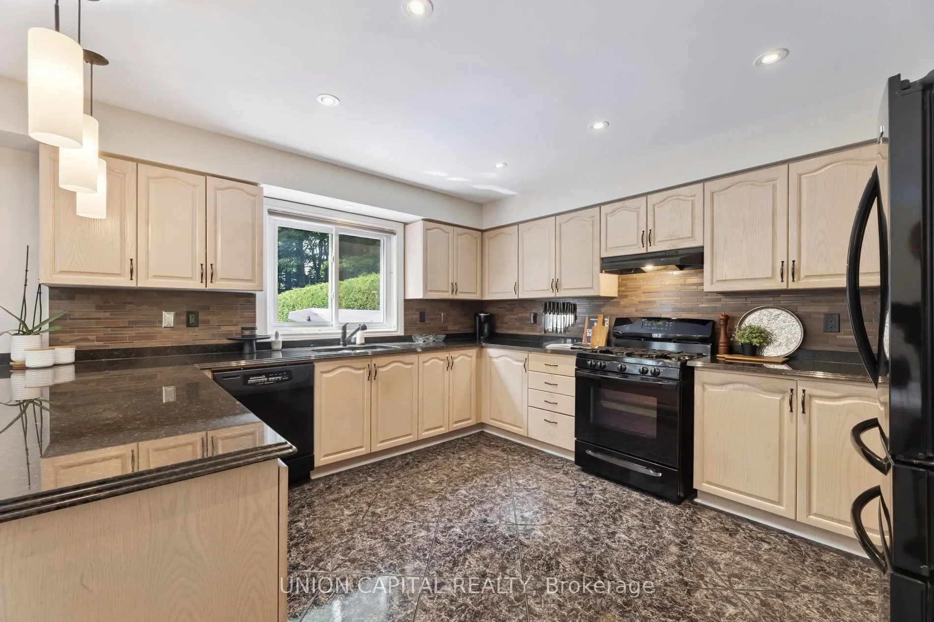 86 Charing Crescent