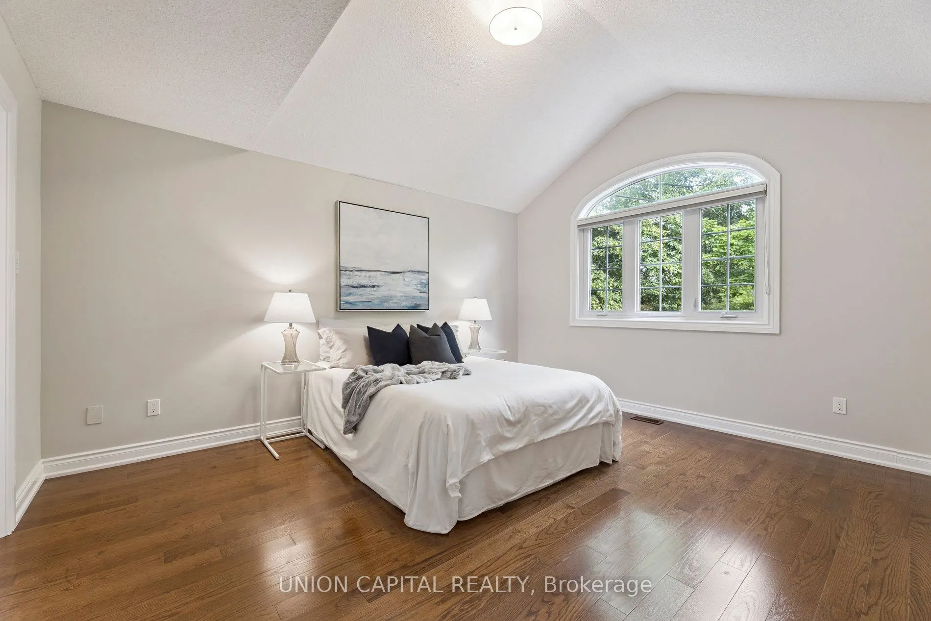 86 Charing Crescent