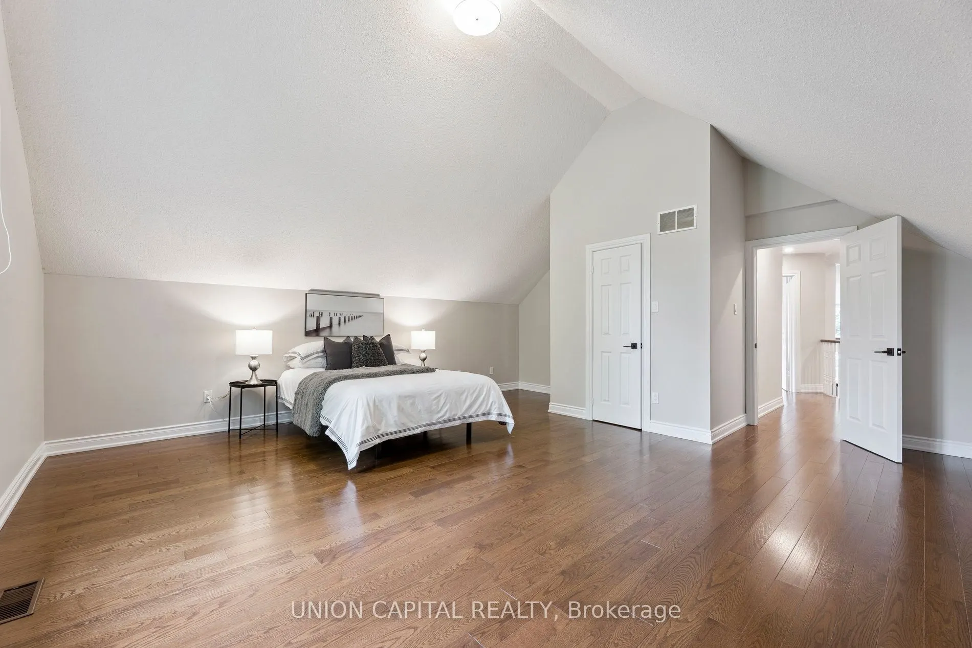 86 Charing Crescent