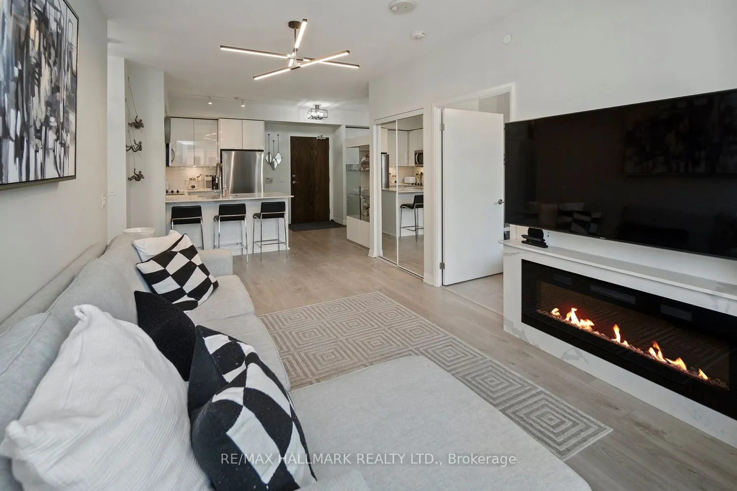 99 Eagle Rock Way, #729