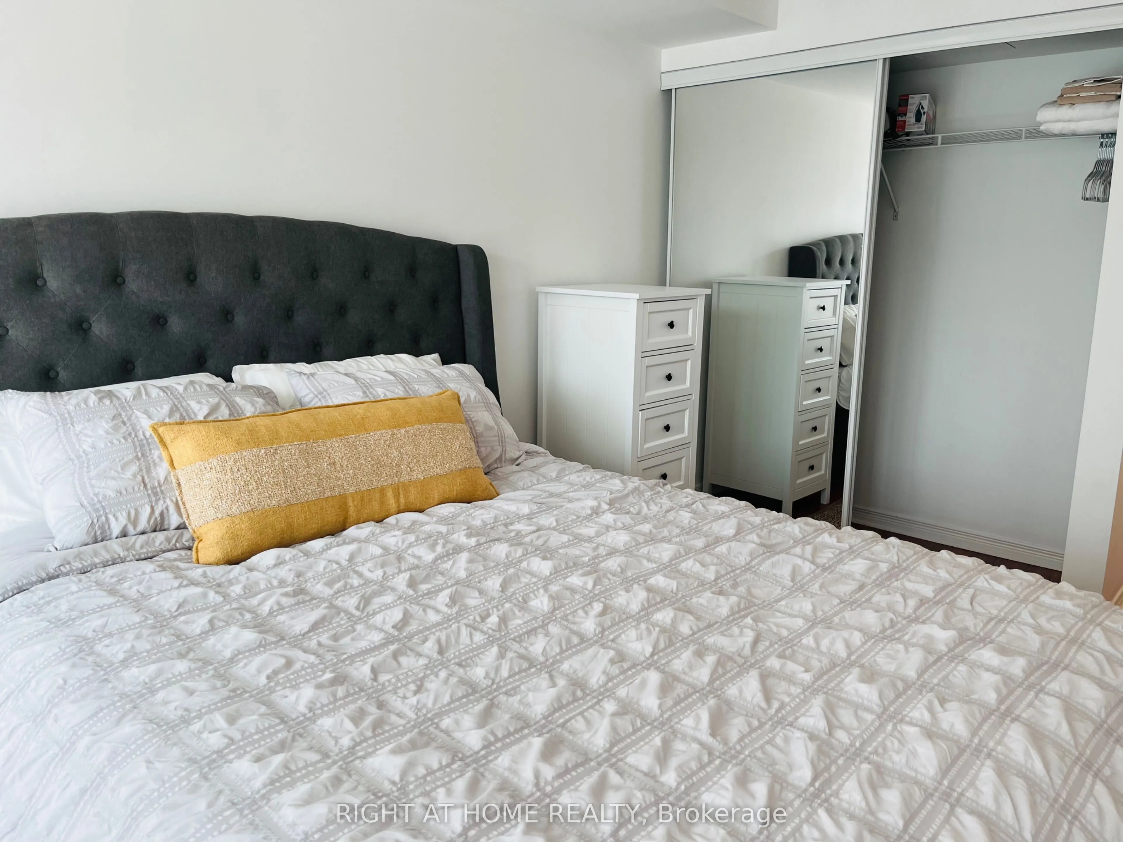 185 Oneida Crescent, #203