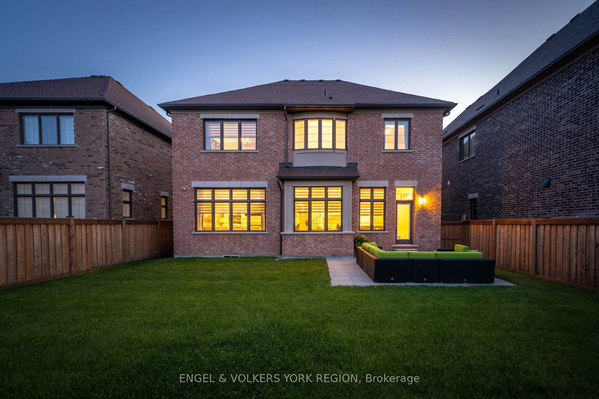 11 Cairns Gate
