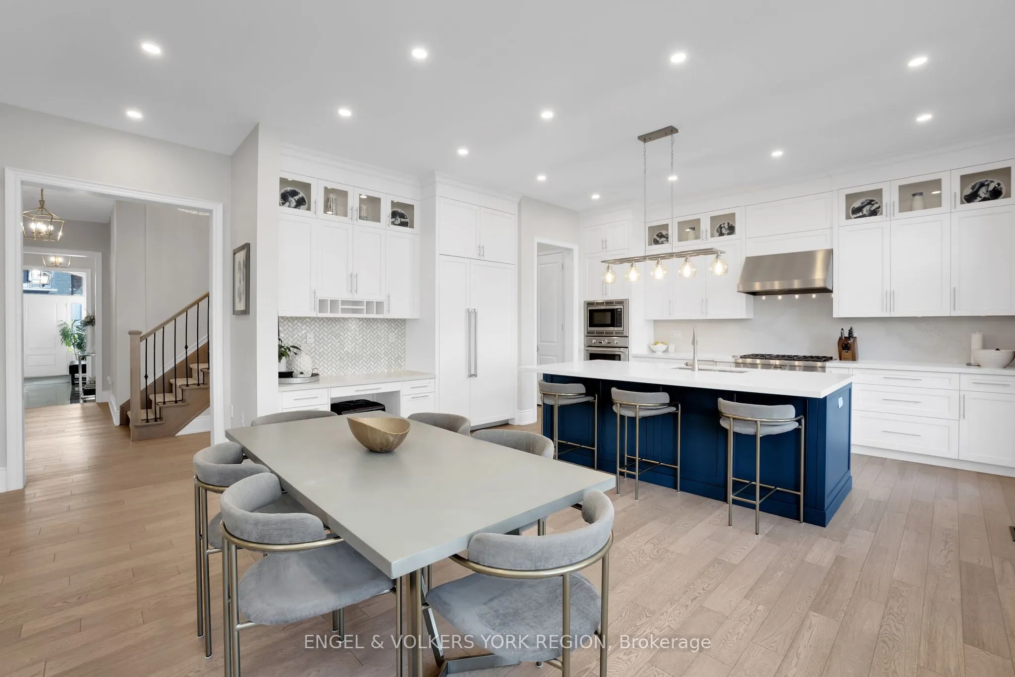 11 Cairns Gate