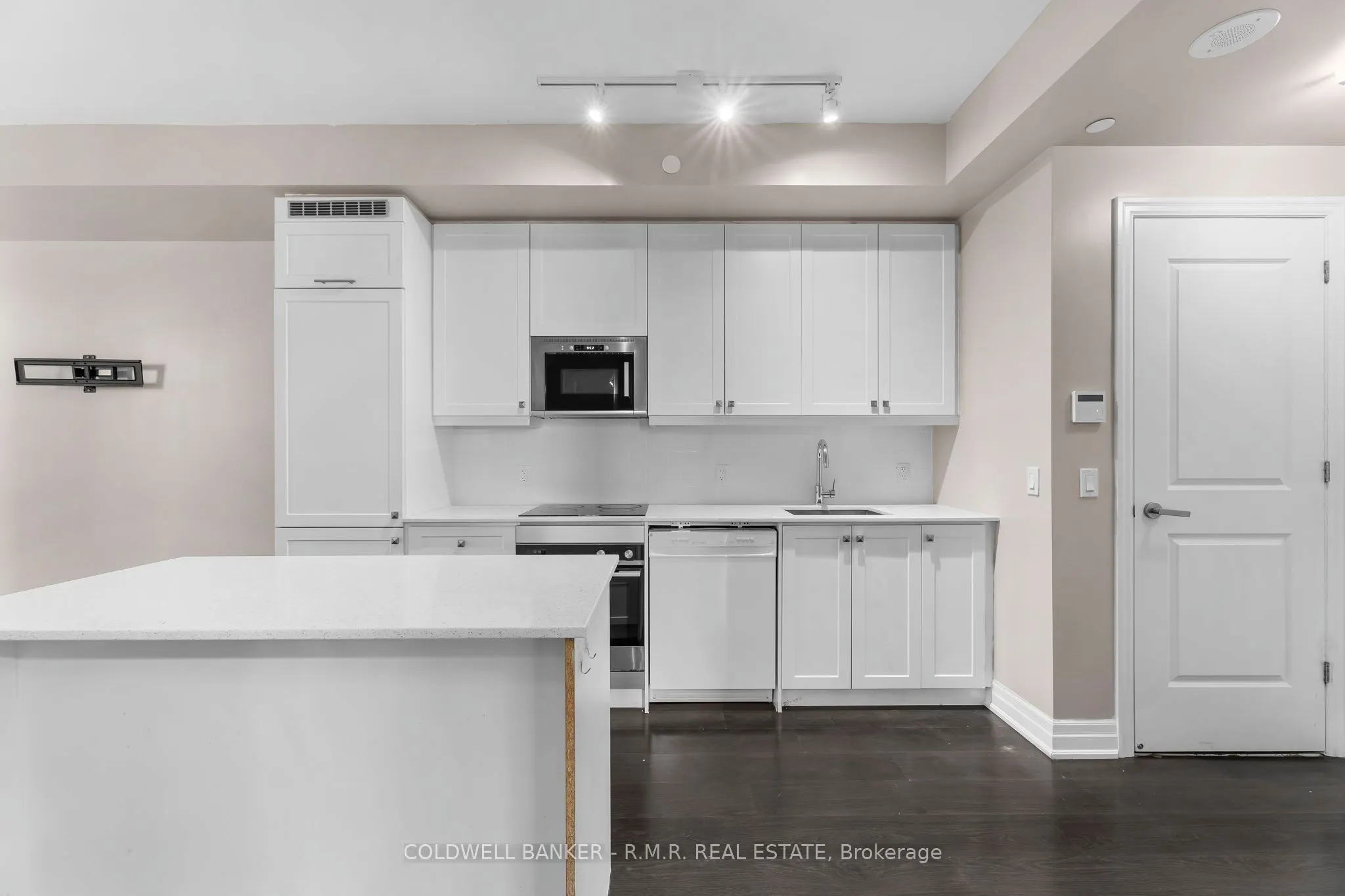 9085 Jane Street, #404