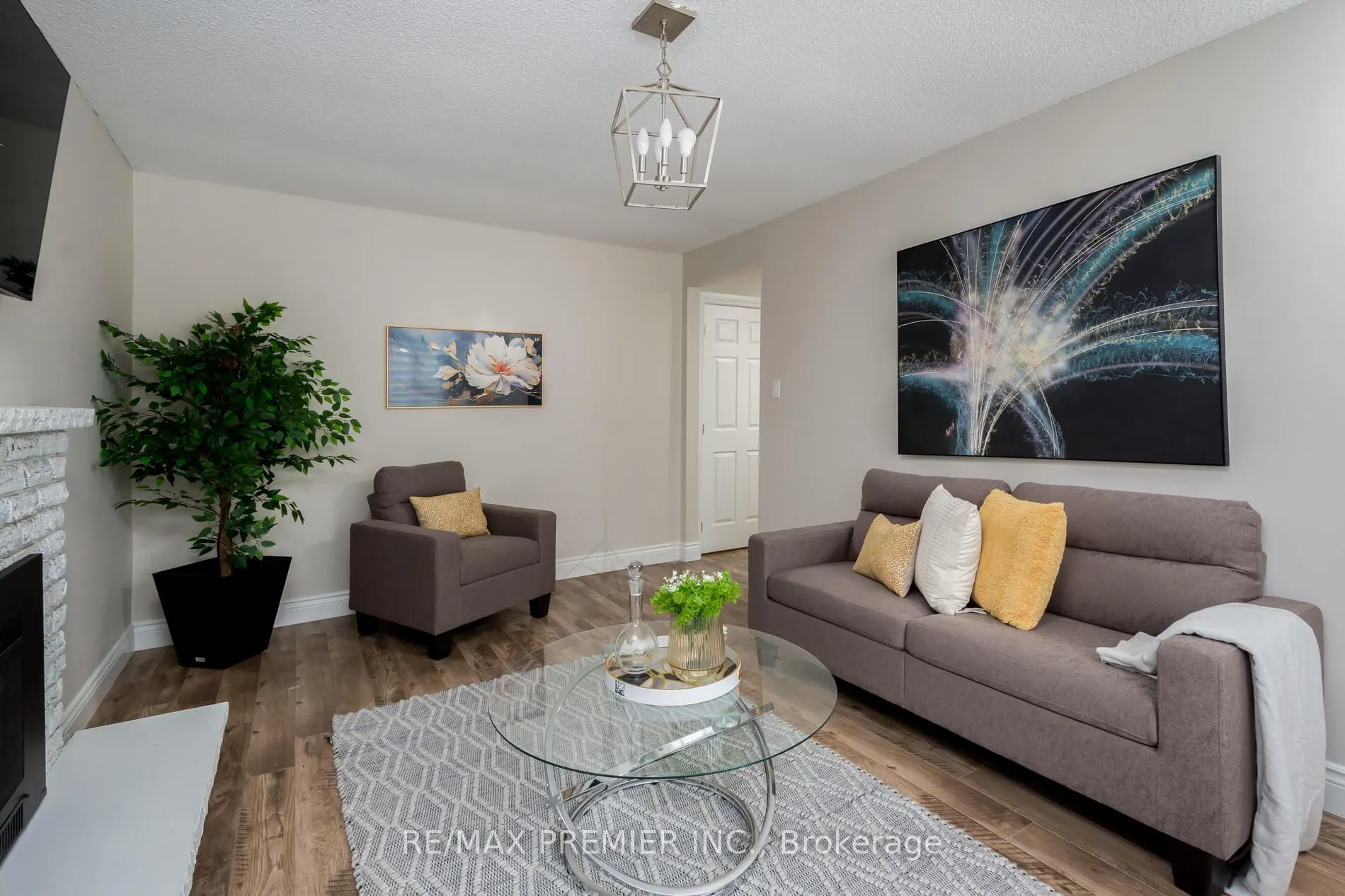 15 Maple Avenue W