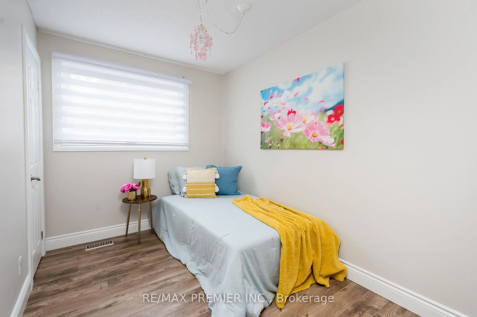 15 Maple Avenue W