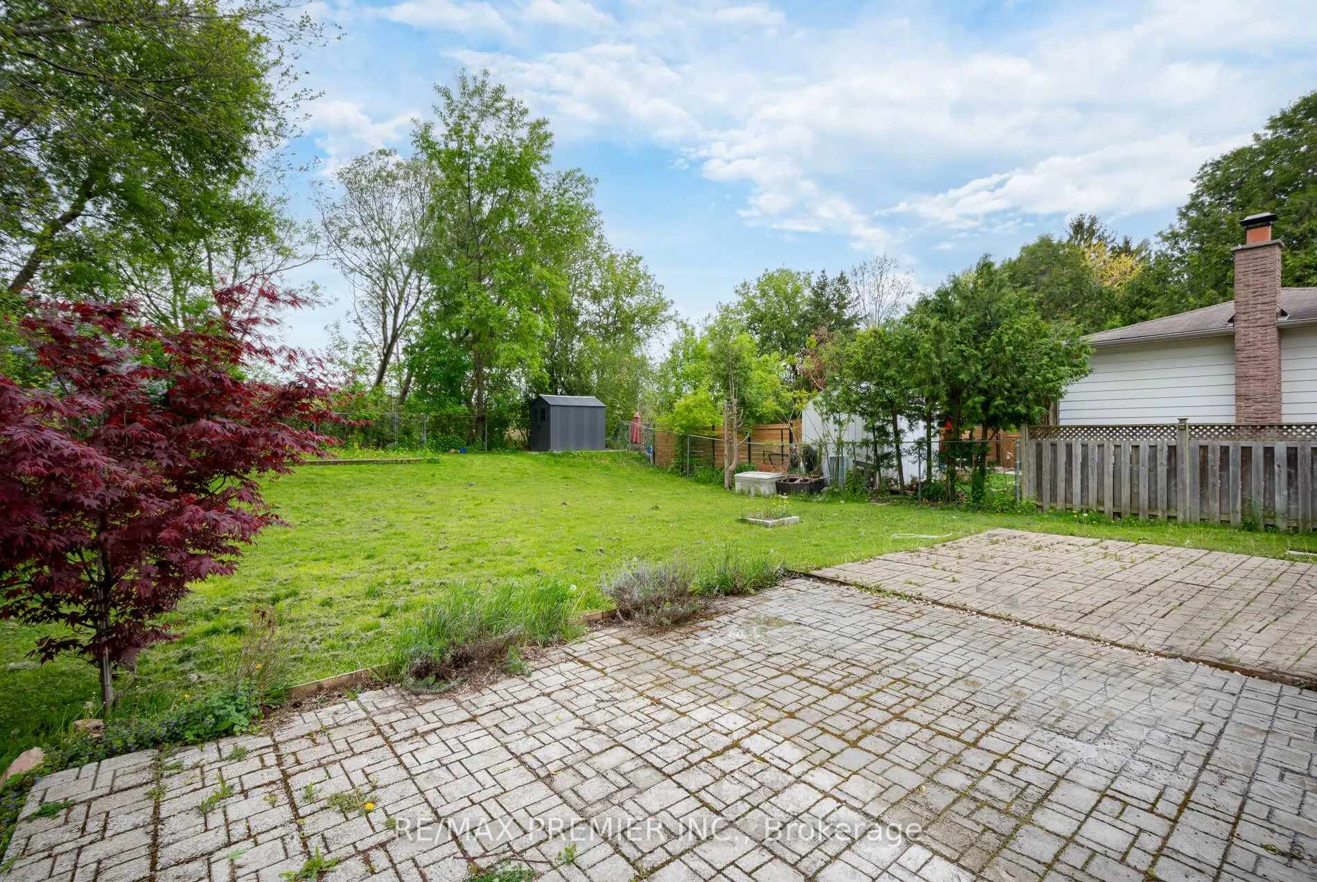 15 Maple Avenue W