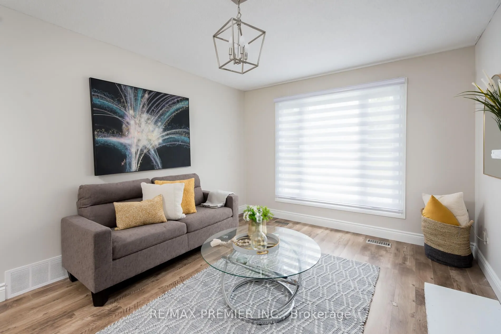 15 Maple Avenue W