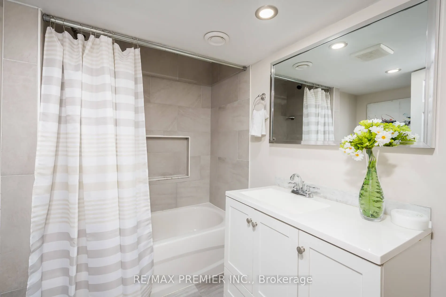 15 Maple Avenue W