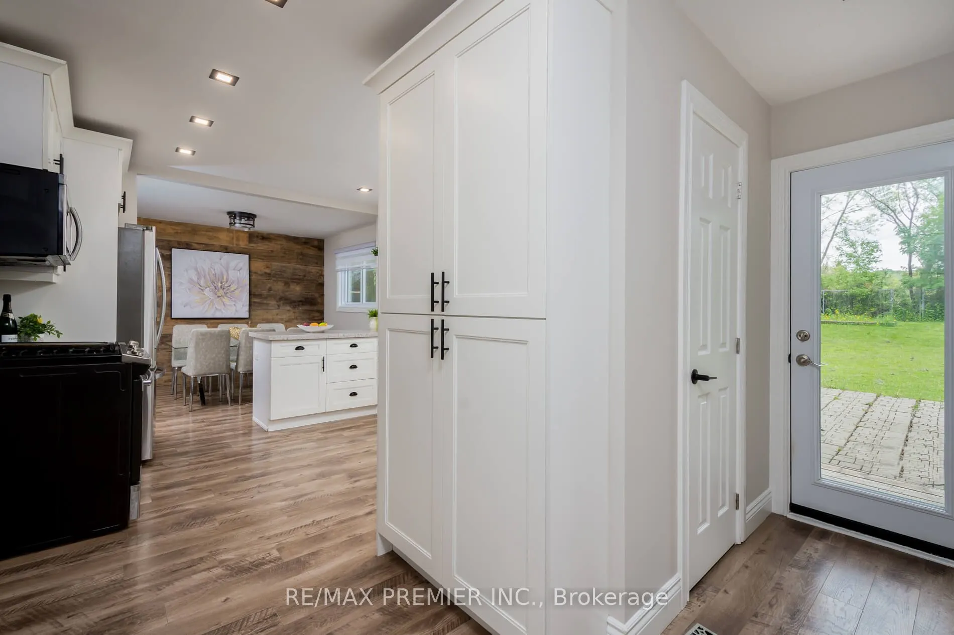 15 Maple Avenue W