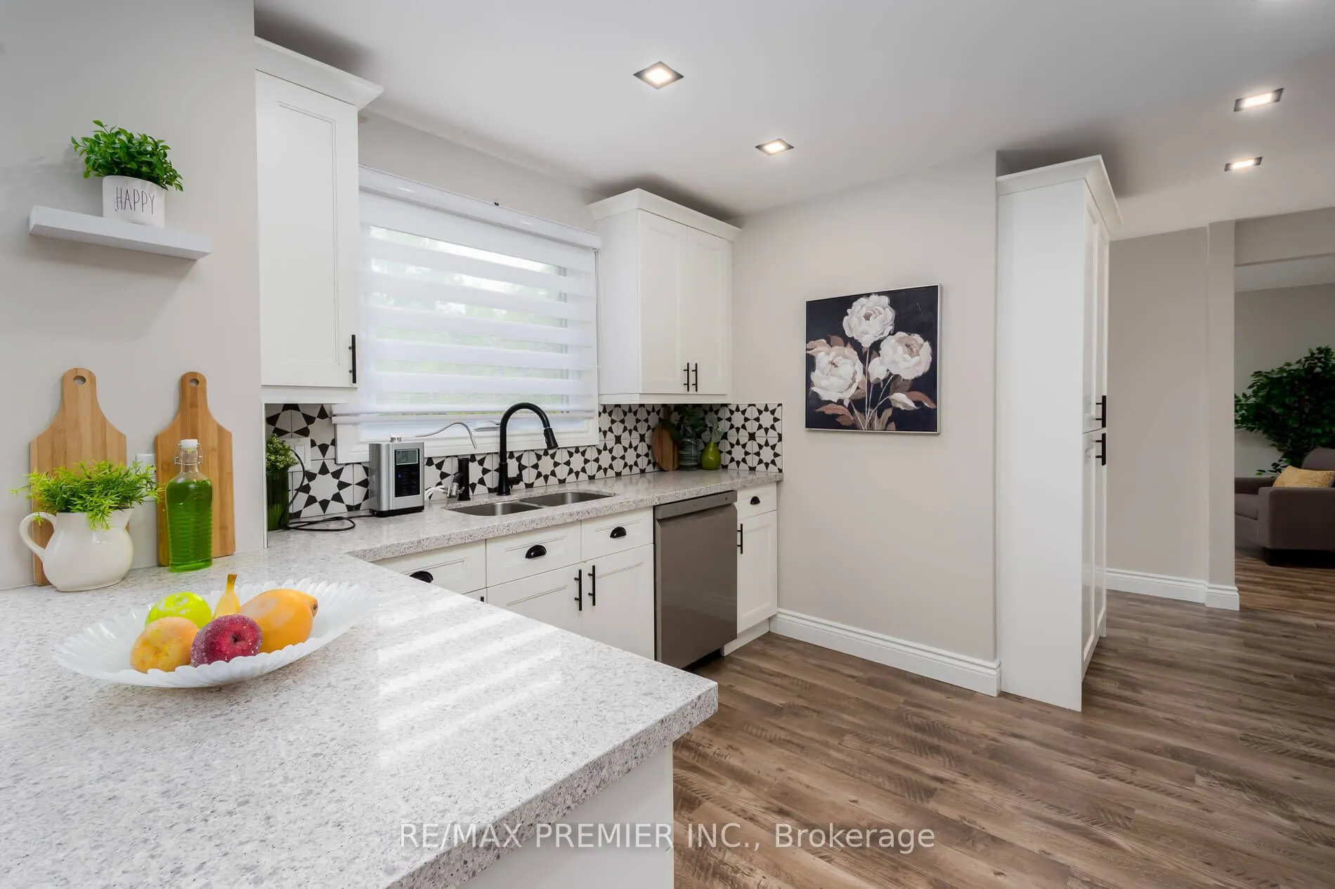 15 Maple Avenue W