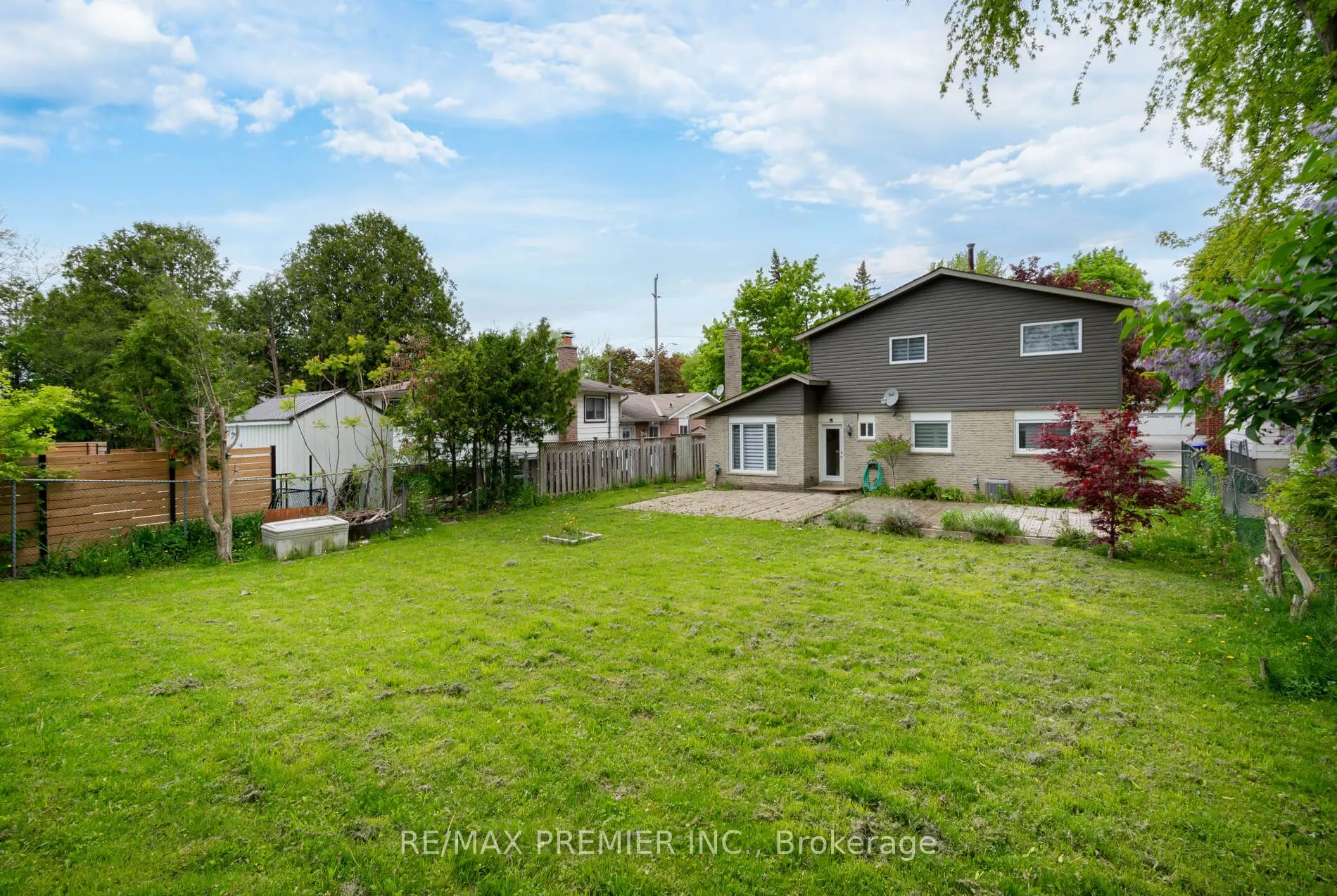 15 Maple Avenue W